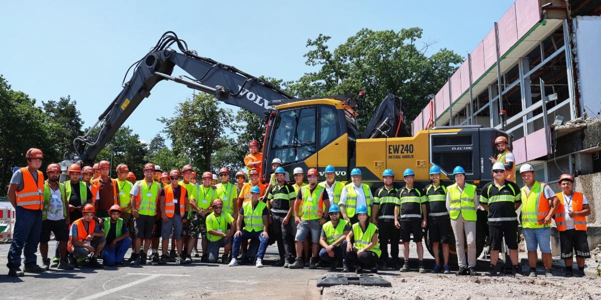 Công trường với 25.000 m3 vật liệu được san phẳng mà không tốn một giọt xăng: Thế giới chưa có tiền lệ- Ảnh 2. Công trường với 25.000 m3 vật liệu được san phẳng mà không tốn một giọt xăng: Thế giới chưa có tiền lệ- Ảnh 2.
