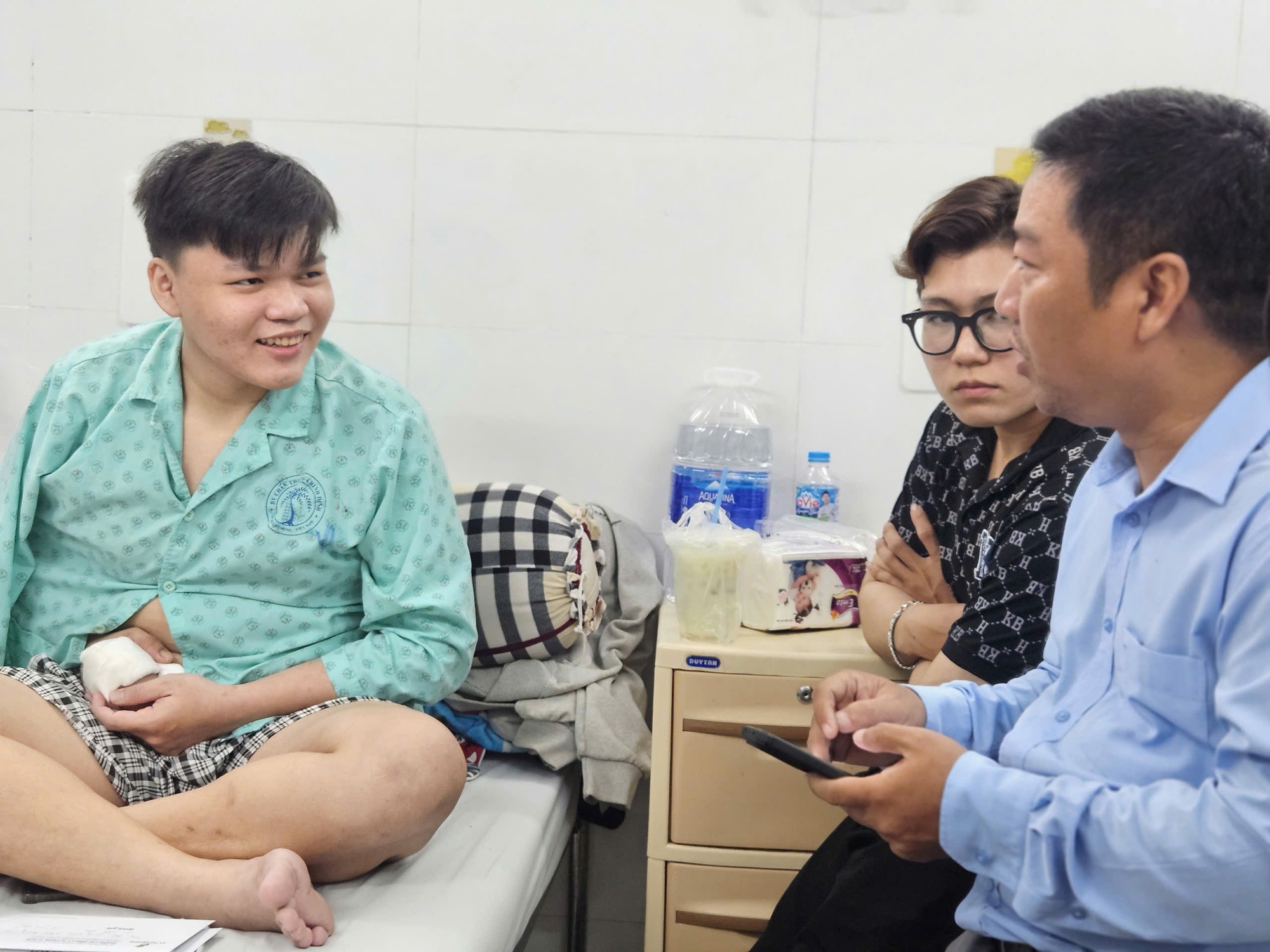 Món quà bên giường bệnh, "tiếp lửa" tinh thần cho sinh viên- Ảnh 1. Món quà bên giường bệnh, "tiếp lửa" tinh thần cho sinh viên- Ảnh 1.