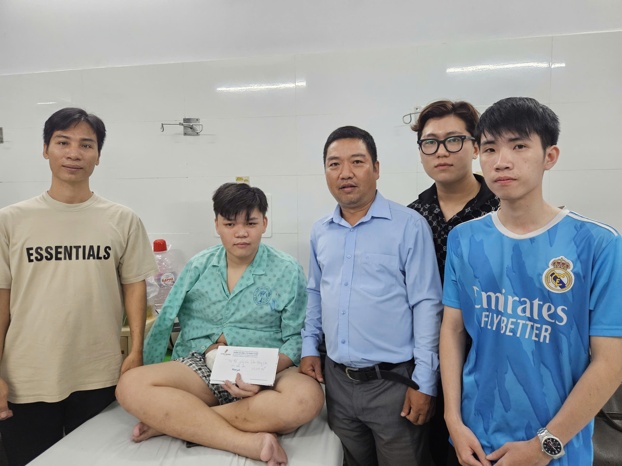Món quà bên giường bệnh, "tiếp lửa" tinh thần cho sinh viên- Ảnh 5. Món quà bên giường bệnh, "tiếp lửa" tinh thần cho sinh viên- Ảnh 5.
