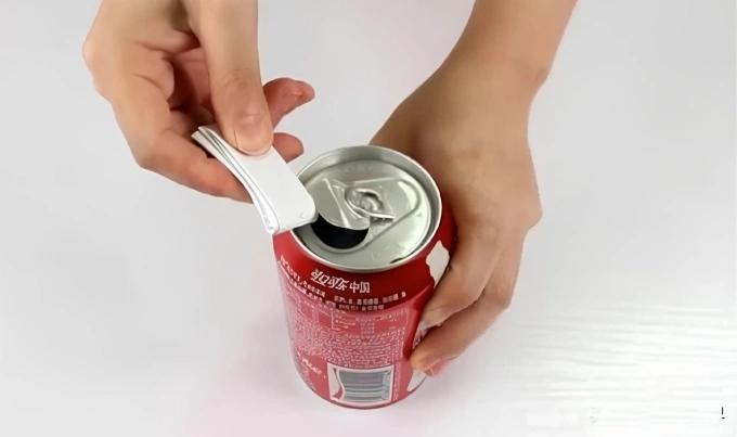 Mẹo mở lon nước bằng giấy đơn giản và hiệu quả cho mọi tình huống - Ảnh 1.