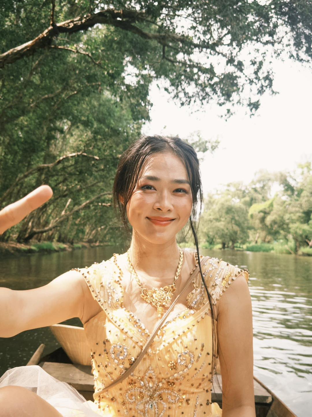 Diệp Bảo Ngọc nói về cảnh cởi trần trước mặt Võ Tấn Phát và nụ hôn ở góc chợ- Ảnh 2.