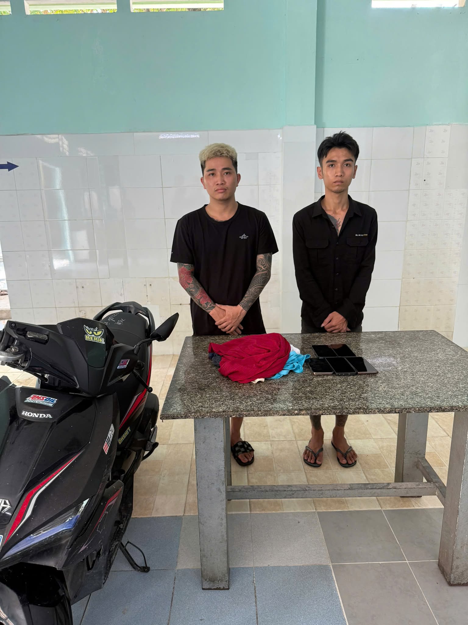 Bắt 2 tiktoker gây rối trật tự vì dàn dựng clip phản cảm tại TPHCM - Ảnh 2.