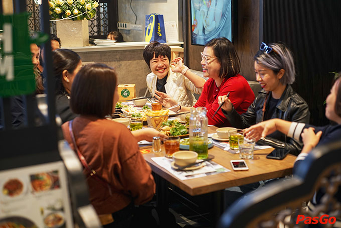 Đuổi khách vì nghĩ không có tiền, nữ nhân viên "cứng họng" khi thấy người đi cùng xuất hiện sau 5 phút - Ảnh 2.