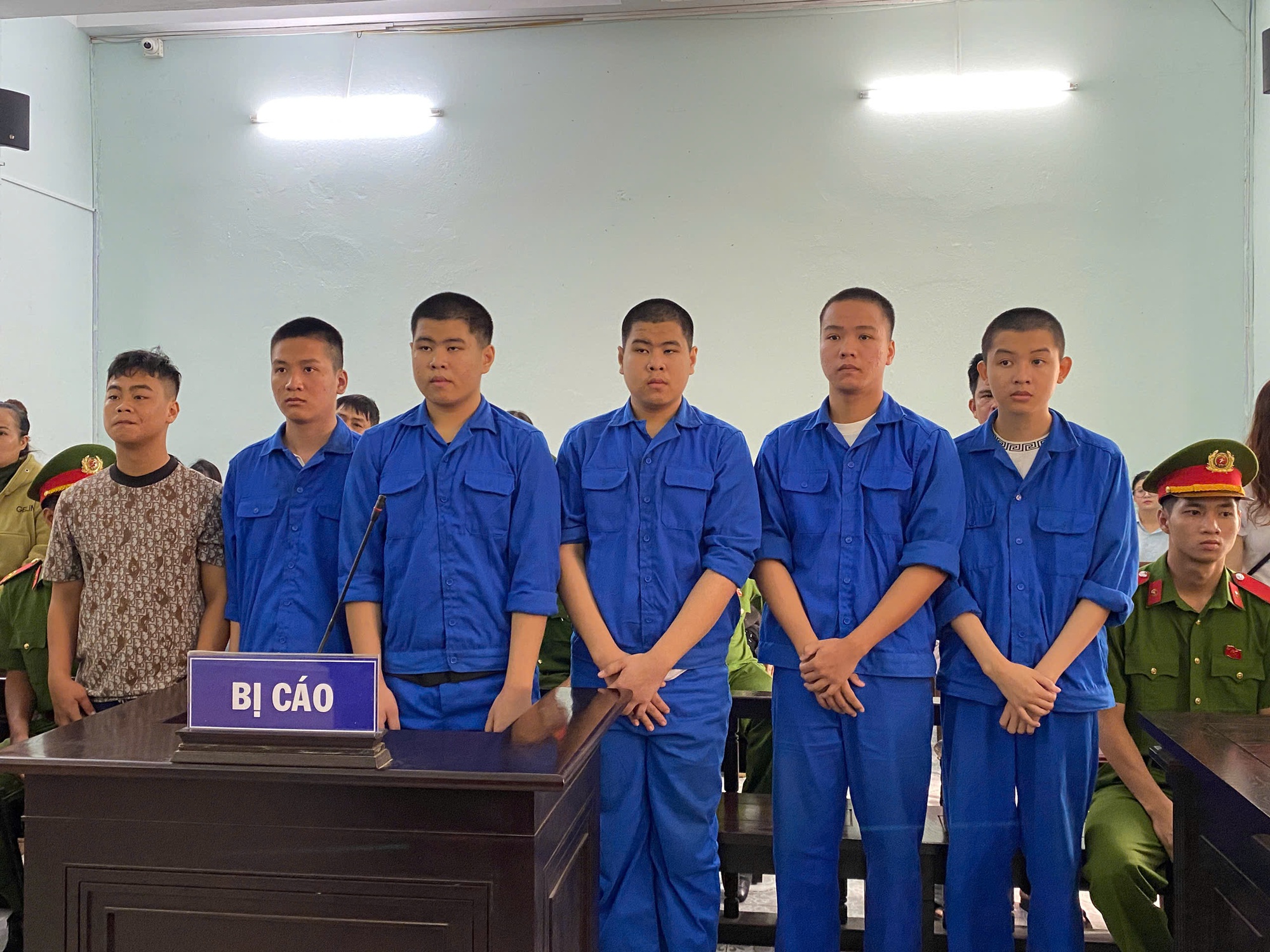 Rủ nhau đi cướp tài sản vì thương bạn mặc áo mỏng, mang dép đứt, xăng sắp cạn- Ảnh 1. Rủ nhau đi cướp tài sản vì thương bạn mặc áo mỏng, mang dép đứt, xăng sắp cạn- Ảnh 1.