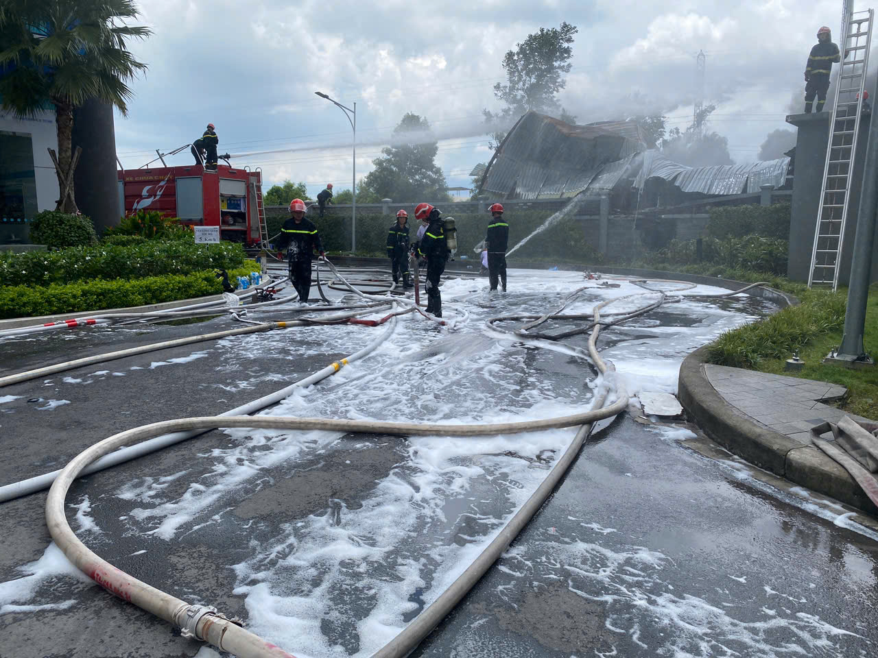 Vụ cháy lớn nhà xưởng ở TP HCM: Xác định 1 người tử vong, 2 người bị thương- Ảnh 4.