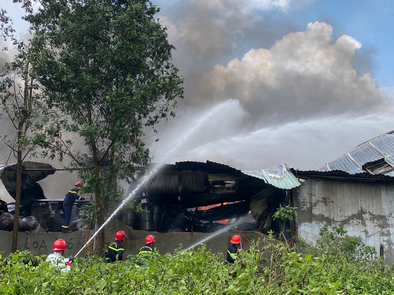 Vụ cháy lớn nhà xưởng ở TP HCM: Xác định 1 người tử vong, 2 người bị thương- Ảnh 2.