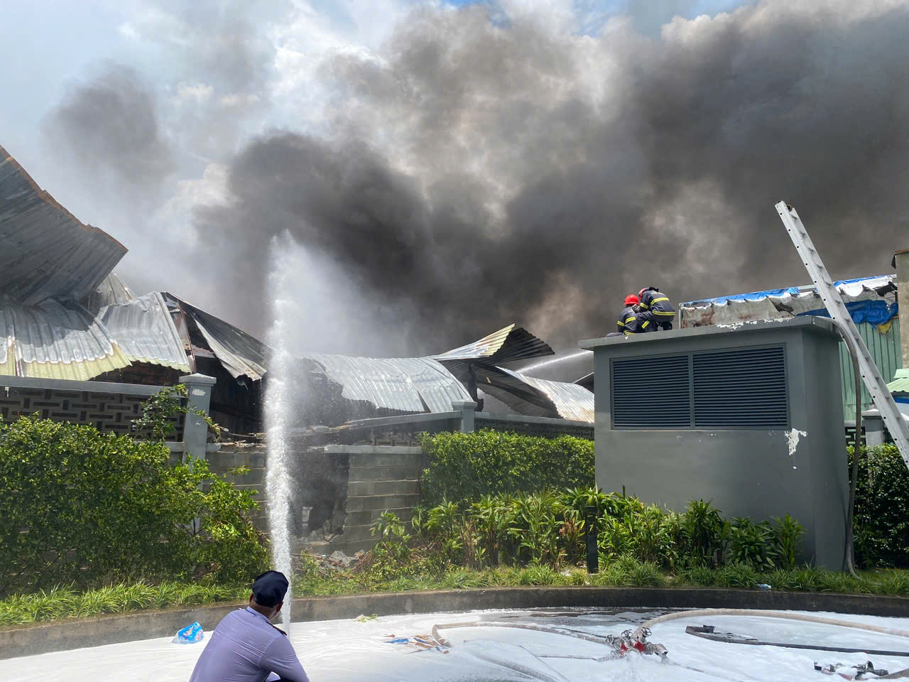 Vụ cháy lớn nhà xưởng ở TP HCM: Xác định 1 người tử vong, 2 người bị thương- Ảnh 1.