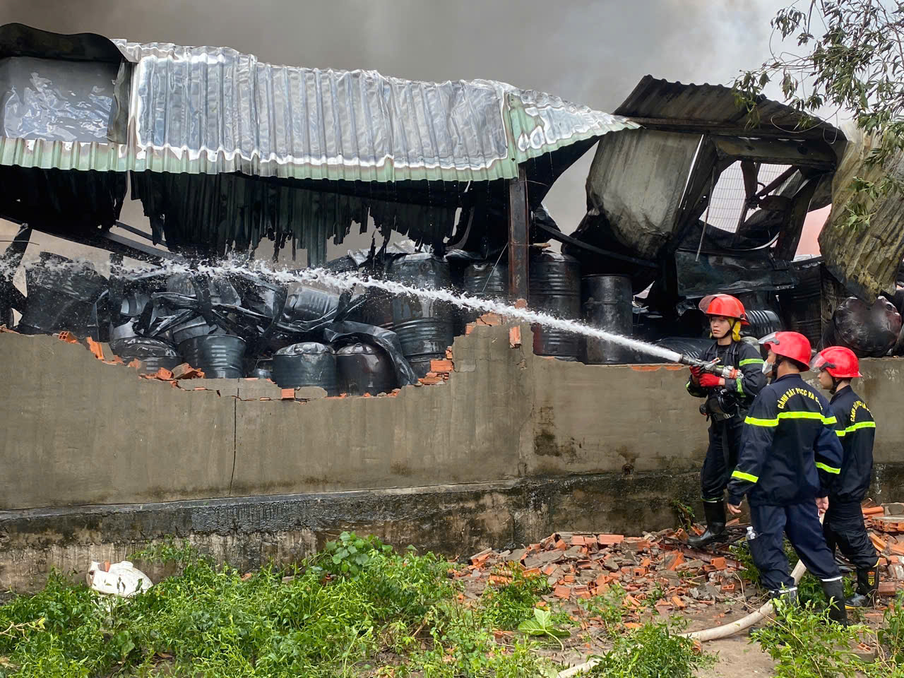 Vụ cháy lớn nhà xưởng ở TP HCM: Xác định 1 người tử vong, 2 người bị thương- Ảnh 3.