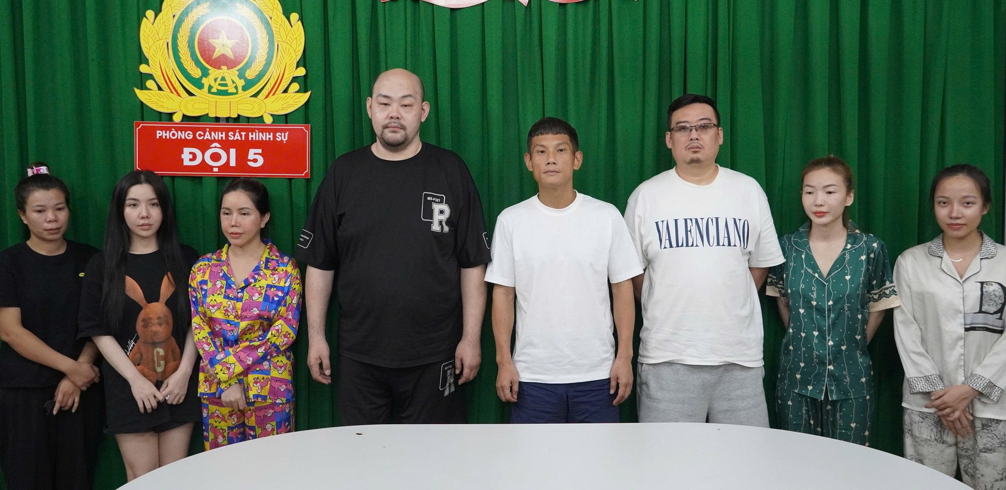 Bắt chủ nhà hàng ở TP HCM môi giới mại dâm và buôn bán khí cười - Ảnh 1. Bắt chủ nhà hàng ở TP HCM môi giới mại dâm và buôn bán khí cười - Ảnh 1.