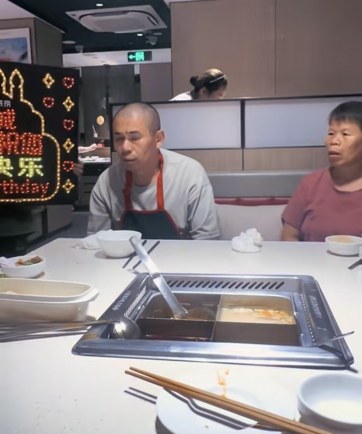 Cảnh tượng lạ lùng tại một nhà hàng lẩu- Ảnh 1.