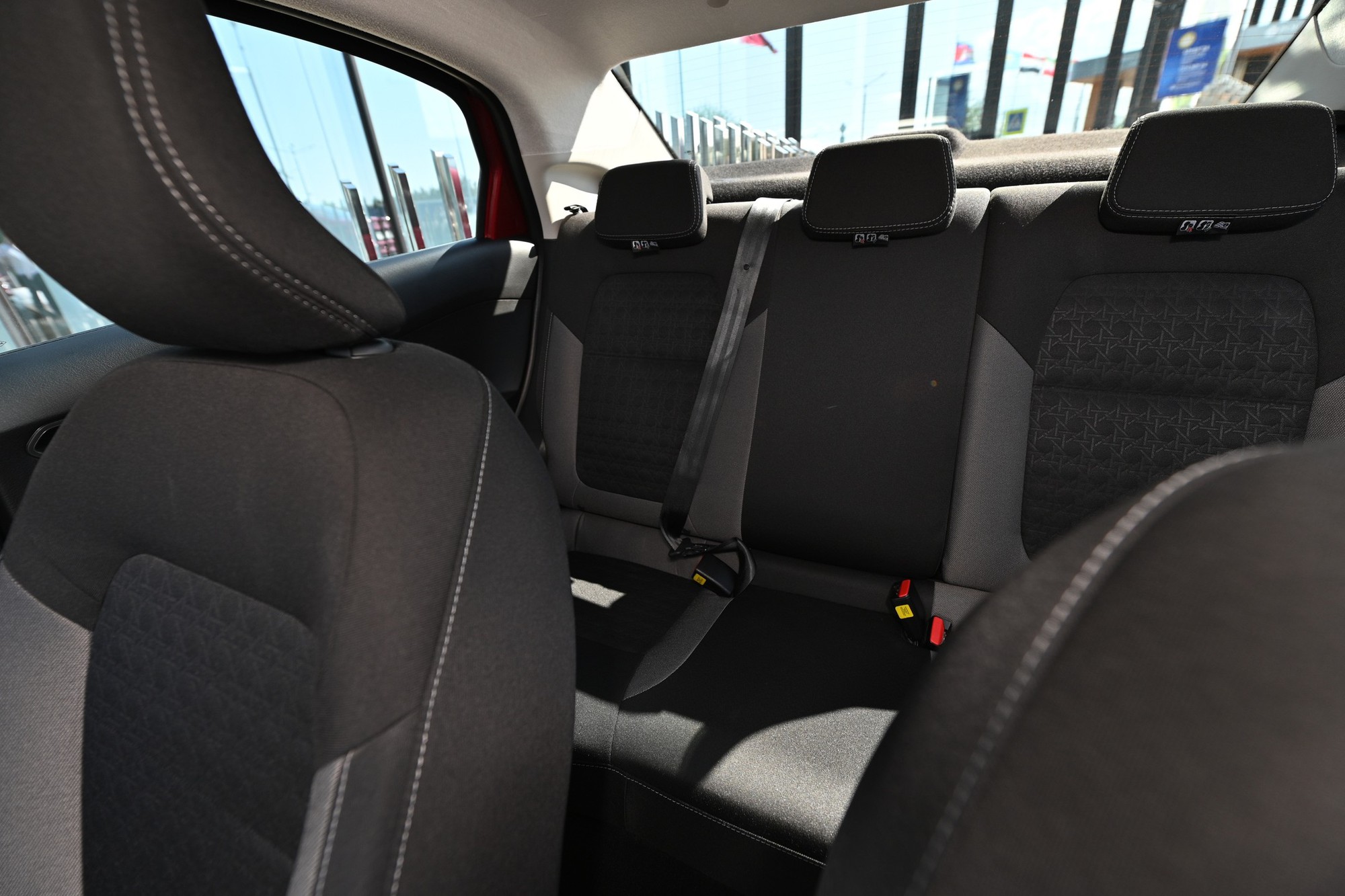 Lada Iskra - Sedan Nga dễ thế chỗ Granta đang có ở Việt Nam với thiết kế nịnh mắt hơn, giá quy đổi từ 400 triệu đồng, cạnh tranh Vios, Slavia - Ảnh 8.