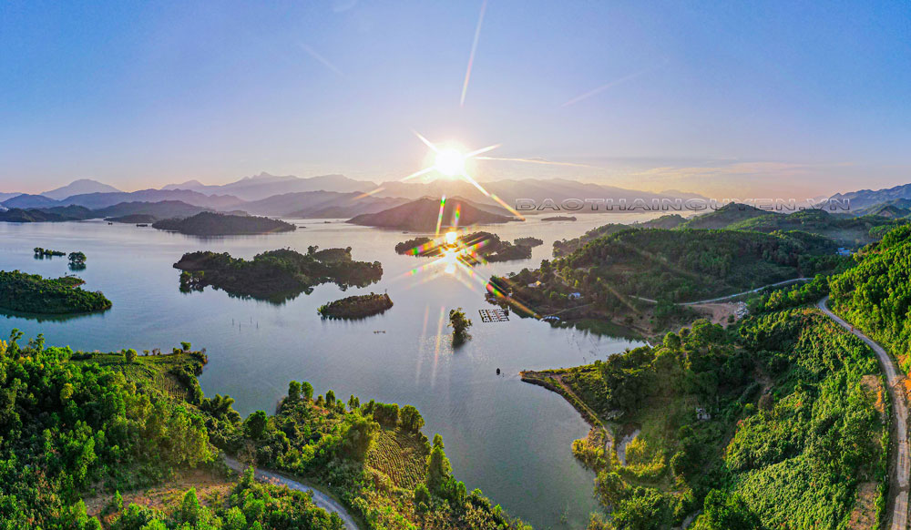 "Đảo giữa hồ" sở hữu vị trí đắc địa, cách Hà Nội chưa đến 100km, du khách nhận xét: Sơn thuỷ hữu tình - Ảnh 1.