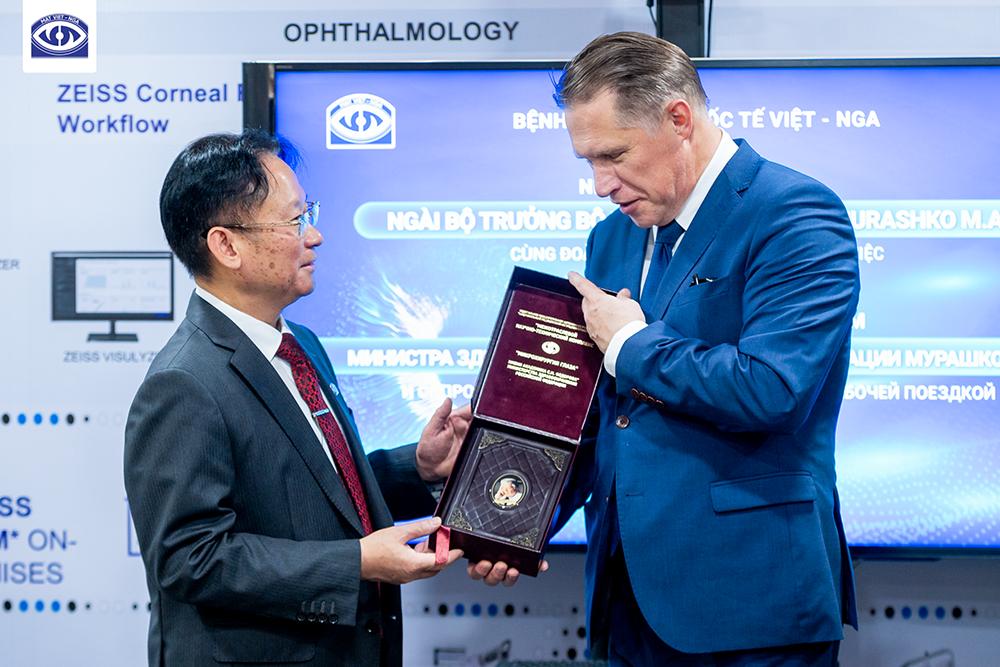 Gặp gỡ vị Bộ trưởng Nga "vừa cứu người, vừa thăm viện" tại Việt Nam: Dấu ấn đẹp trong hành trình y tế Việt – Nga- Ảnh 2. Gặp gỡ vị Bộ trưởng Nga "vừa cứu người, vừa thăm viện" tại Việt Nam: Dấu ấn đẹp trong hành trình y tế Việt – Nga- Ảnh 2.