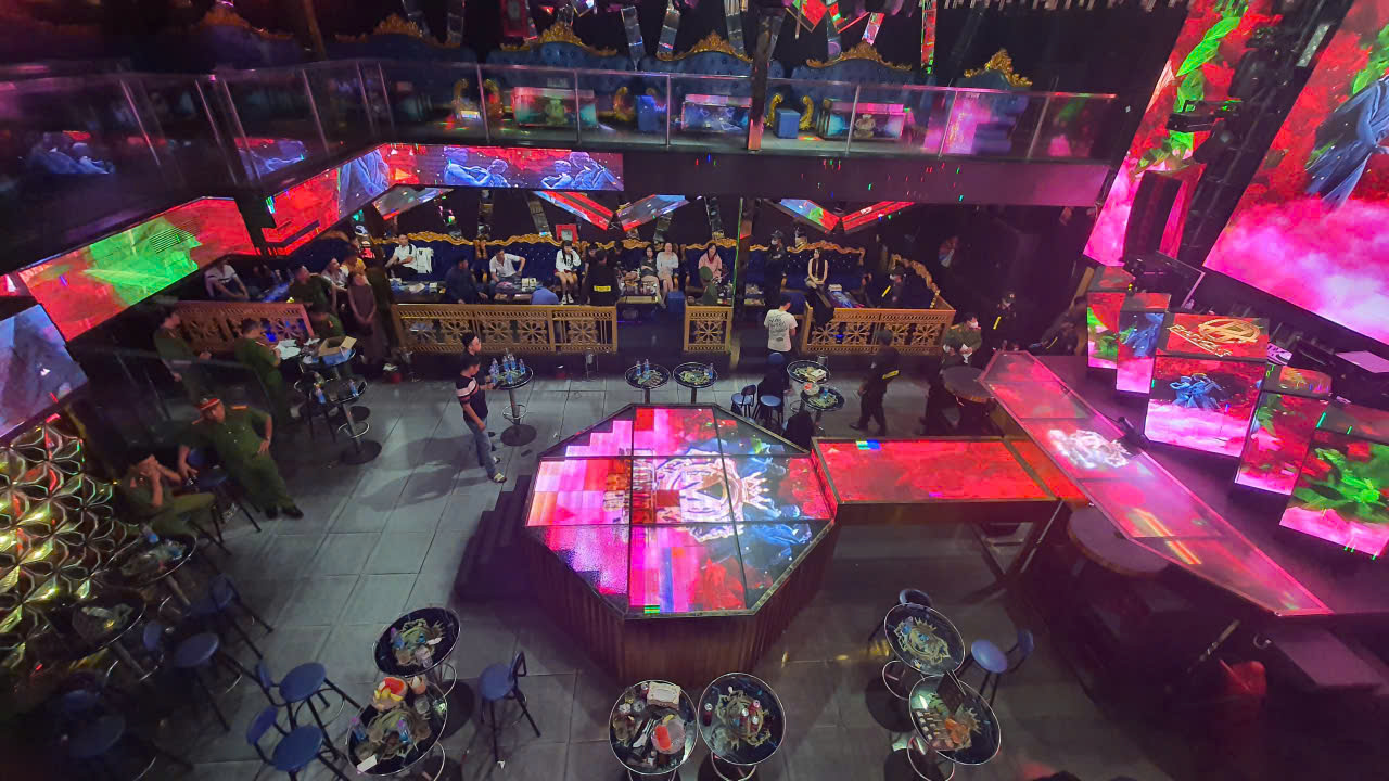 Công an đột kích quán bar Monaco ở Buôn Ma Thuột trong đêm - Ảnh 1.