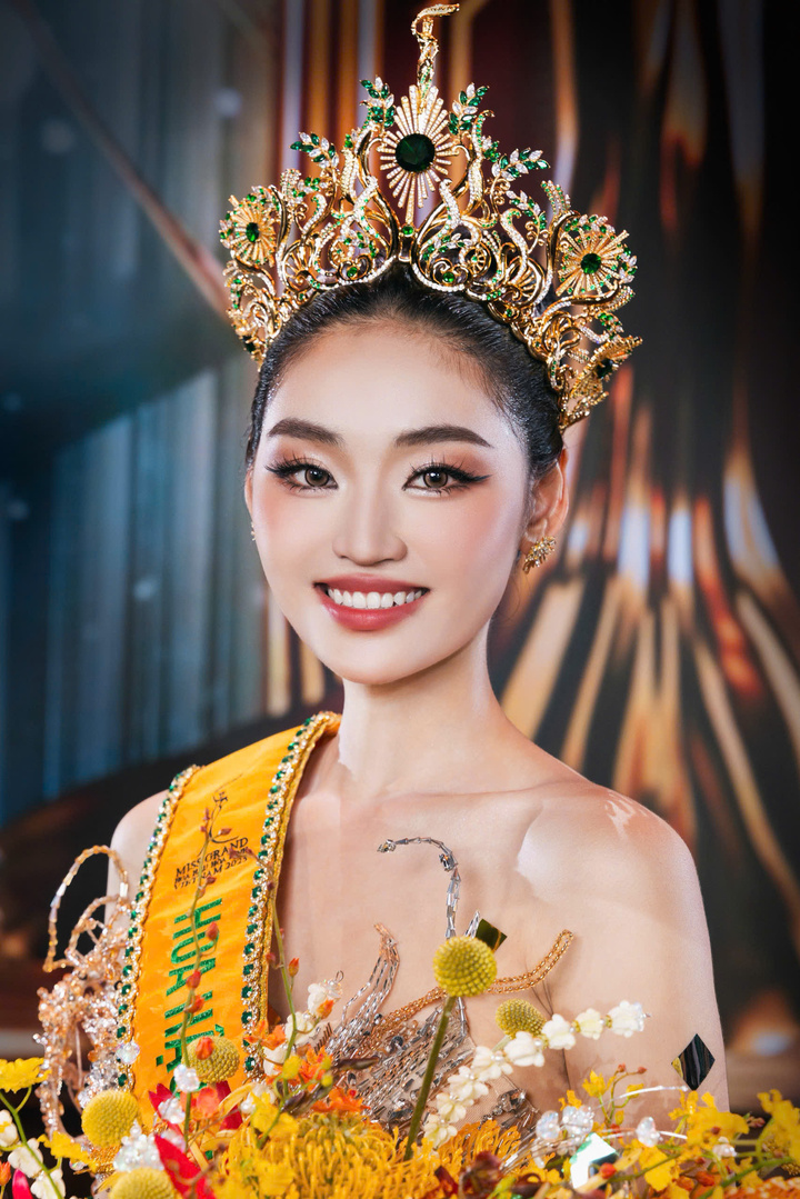 Hoa hậu Việt trước khi đăng quang: Người phục vụ nhà hàng, người làm osin - Ảnh 1.