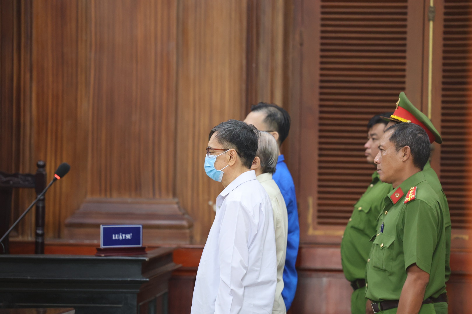 Vụ th&acirc;u t&oacute;m đất v&agrave;ng ở TP HCM: Vật chứng lạ trong nh&agrave; đại gia Đinh Trường Chinh - Ảnh 2.