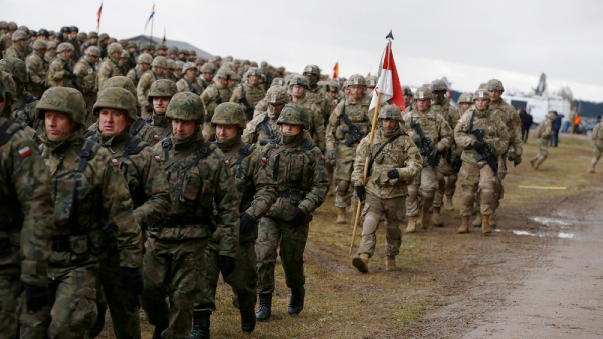 4 vạn quân NATO áp sát, ông Putin tung át chủ bài - Washington dậy sóng sau động thái "chưa từng có với Nga" - Ảnh 1.