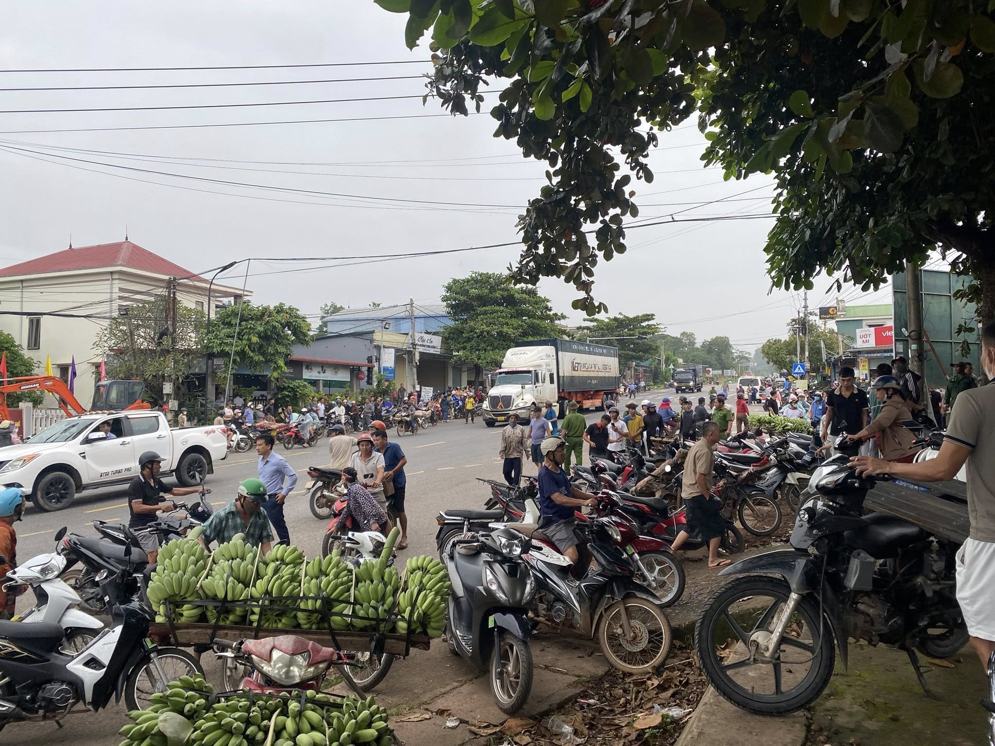 Hiện trường kinh hoàng vụ xe tải lao vào chợ, ít nhất 3 người chết, nhiều người bị thương - Ảnh 7.