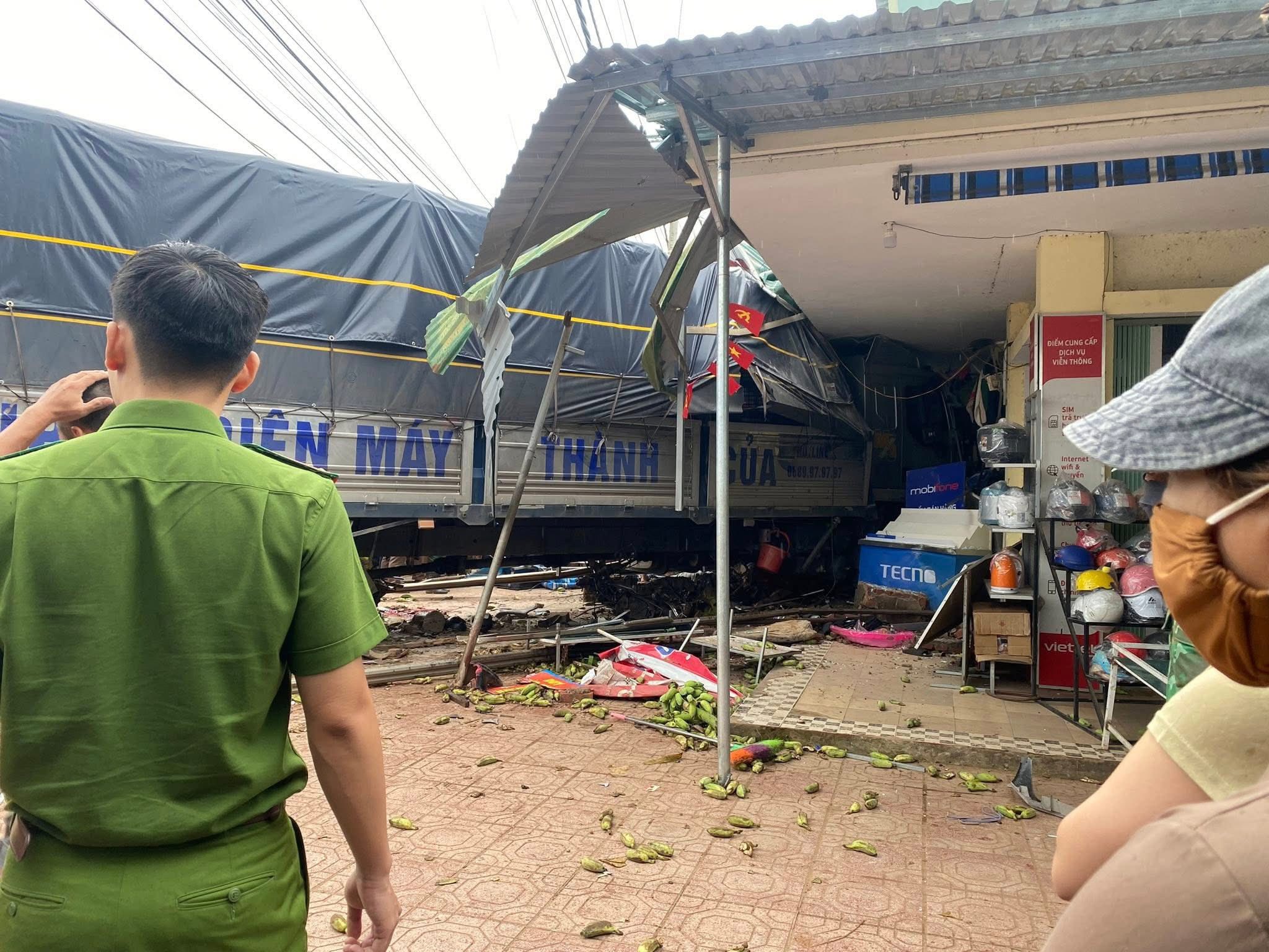 Hiện trường kinh hoàng vụ xe tải lao vào chợ, ít nhất 3 người chết, nhiều người bị thương - Ảnh 3.