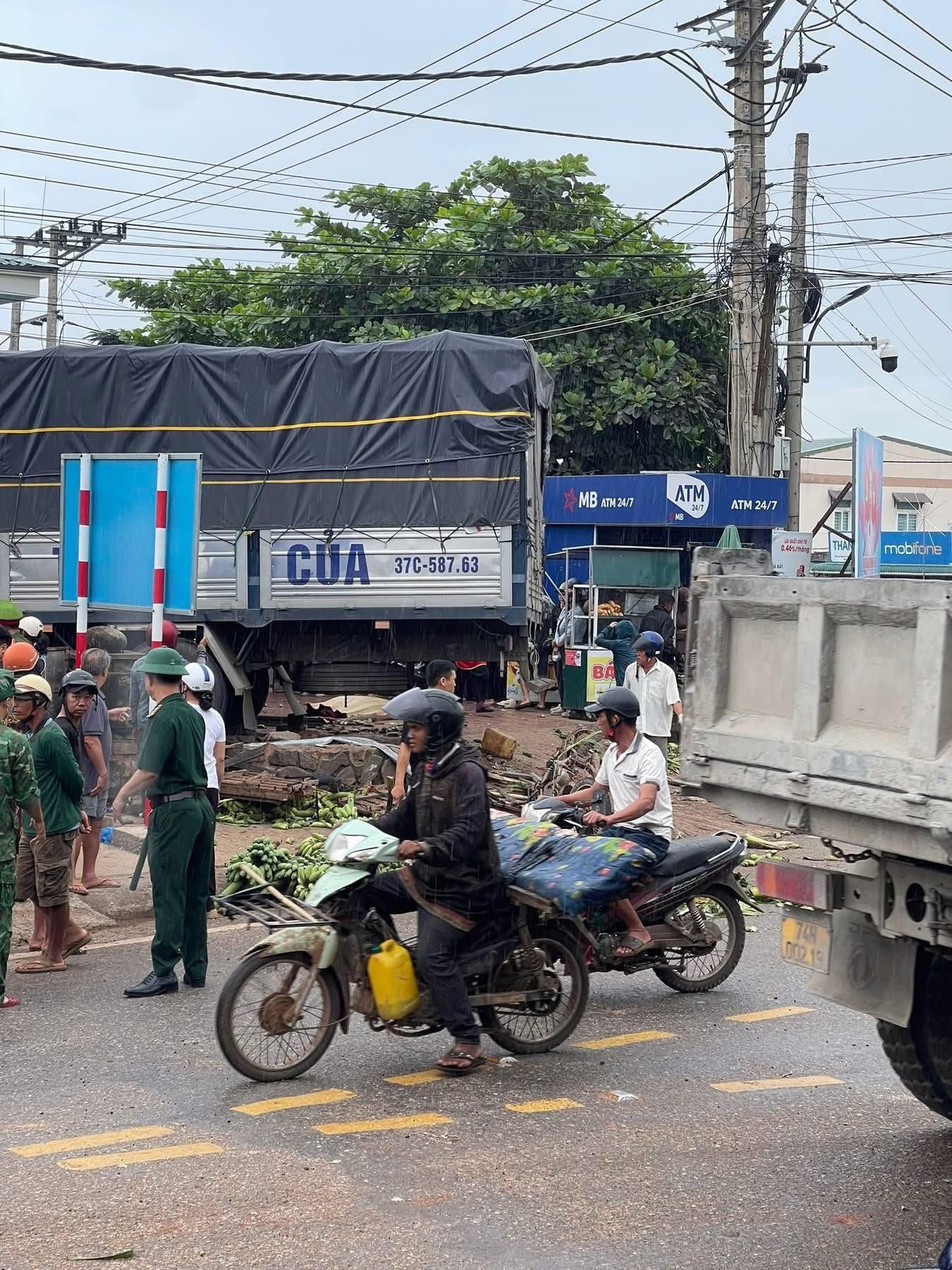 Hiện trường kinh hoàng vụ xe tải lao vào chợ, ít nhất 3 người chết, nhiều người bị thương - Ảnh 4.