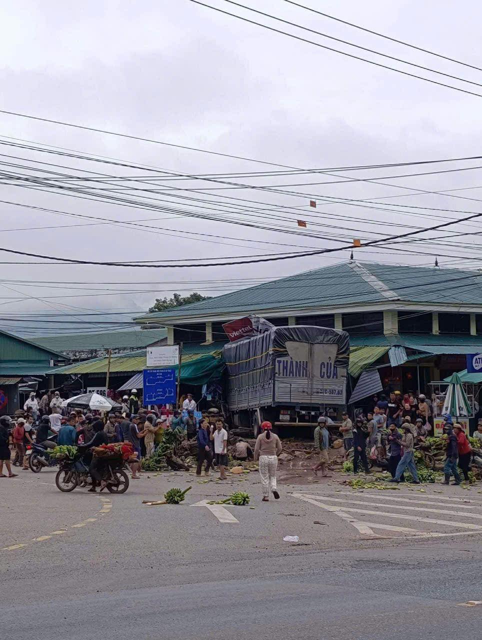 Hiện trường kinh hoàng vụ xe tải lao vào chợ, ít nhất 3 người chết, nhiều người bị thương - Ảnh 6.