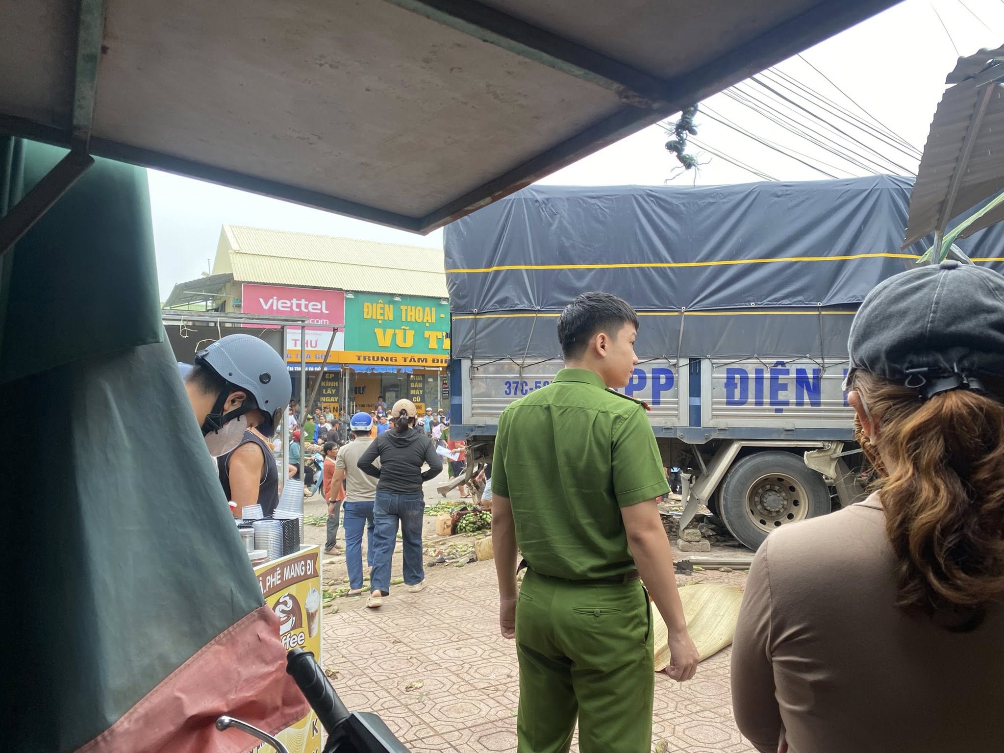 Hiện trường kinh hoàng vụ xe tải lao vào chợ, ít nhất 3 người chết, nhiều người bị thương - Ảnh 8.