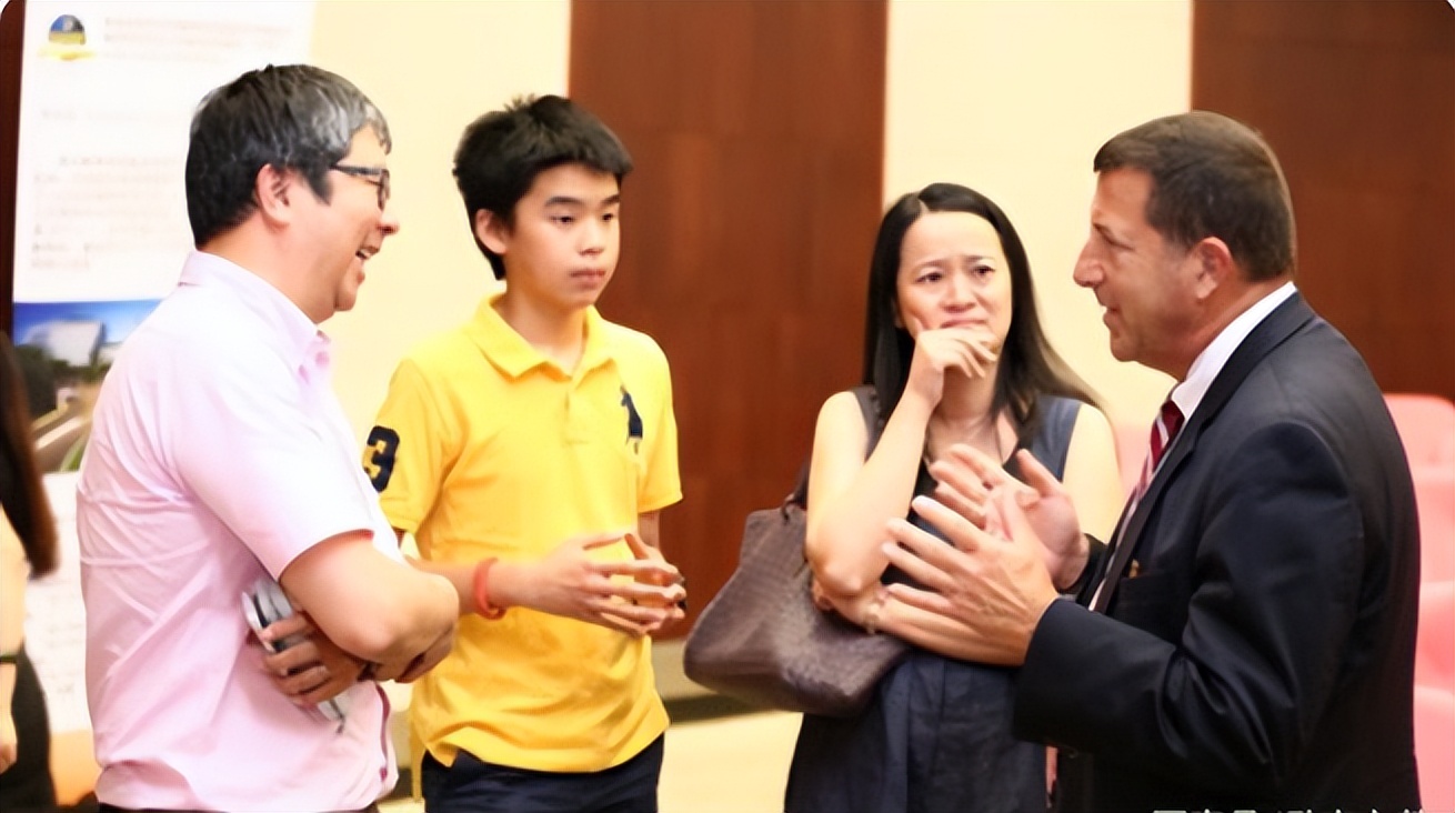 Bỏ việc lương cao, bán nhà du học Mỹ cùng con: Bài học đắt giá  - Ảnh 1.