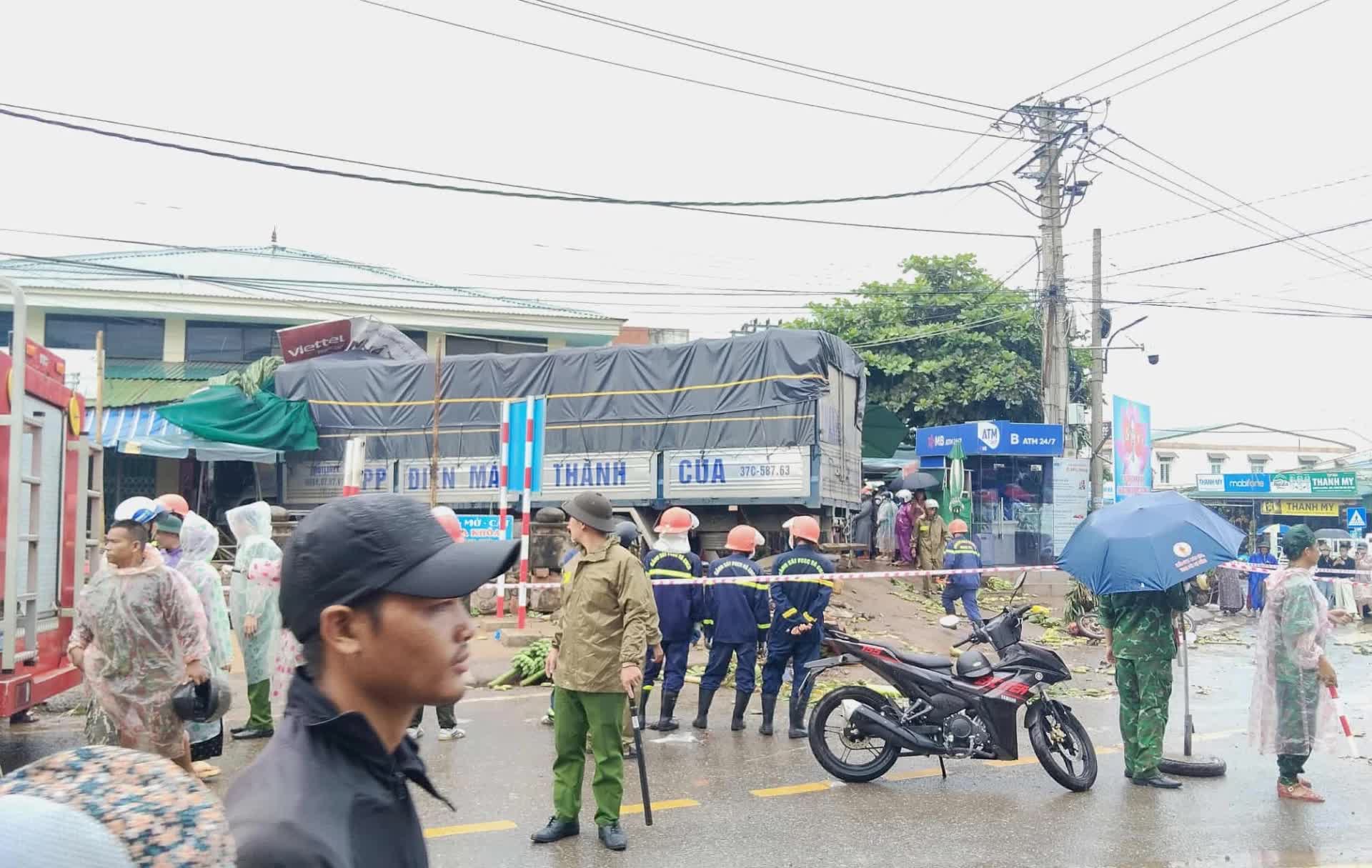 Vụ xe tải lao như "tên bắn" vào chợ gây tai nạn thảm khốc: Danh tính và lời khai bất ngờ của tài xế - Ảnh 1.