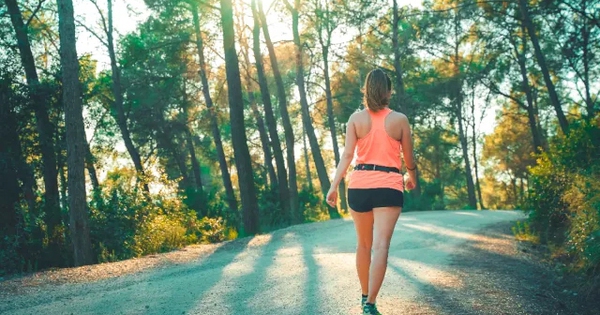 6 kiểu đi bộ giúp xương chắc khỏe hơn cả dùng thuốc bổ sau tuổi 45