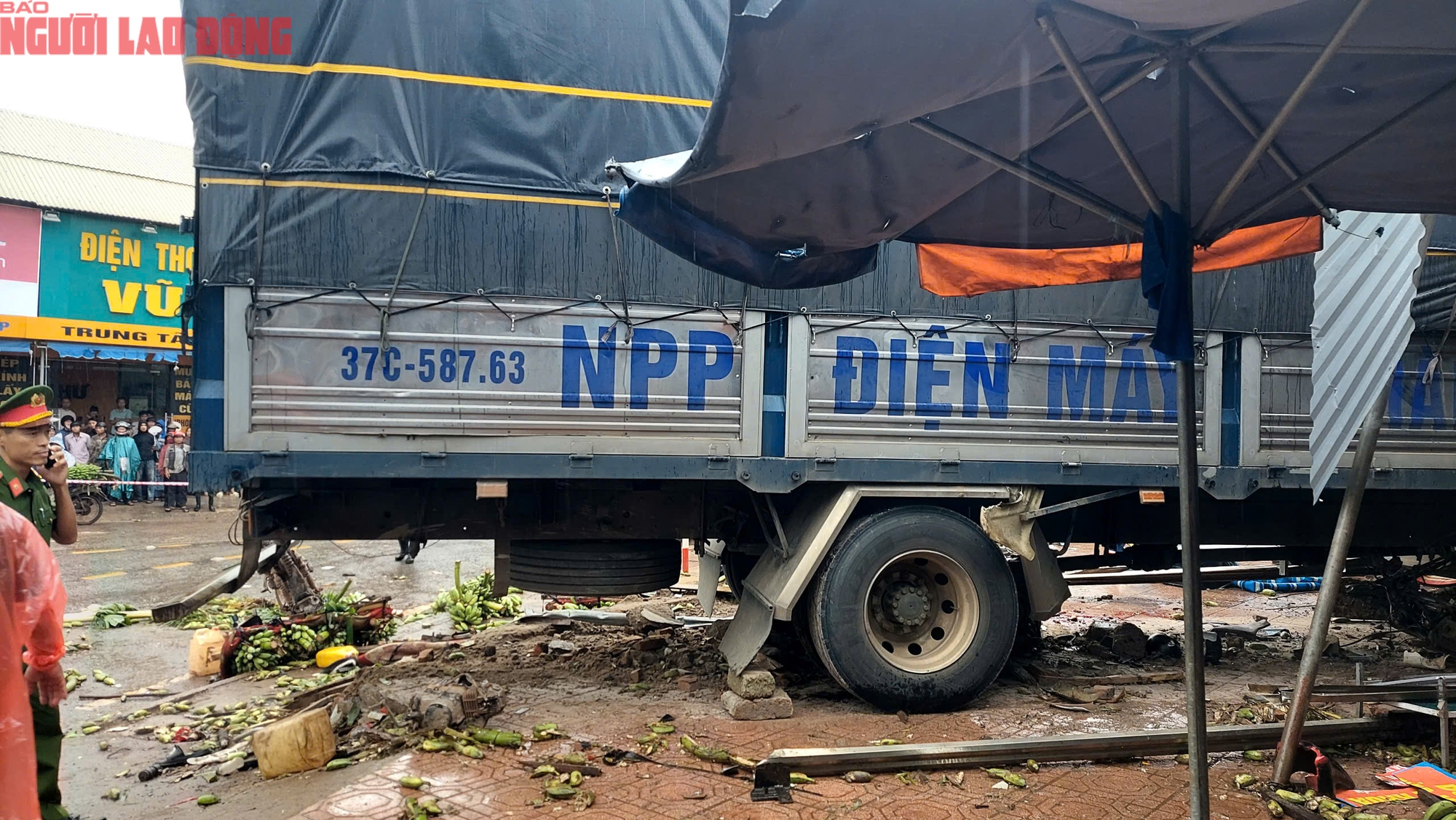 CLIP: Hiện trường vụ xe tải lao vào chợ khiến 3 người chết - Ảnh 1. CLIP: Hiện trường vụ xe tải lao vào chợ khiến 3 người chết - Ảnh 1.