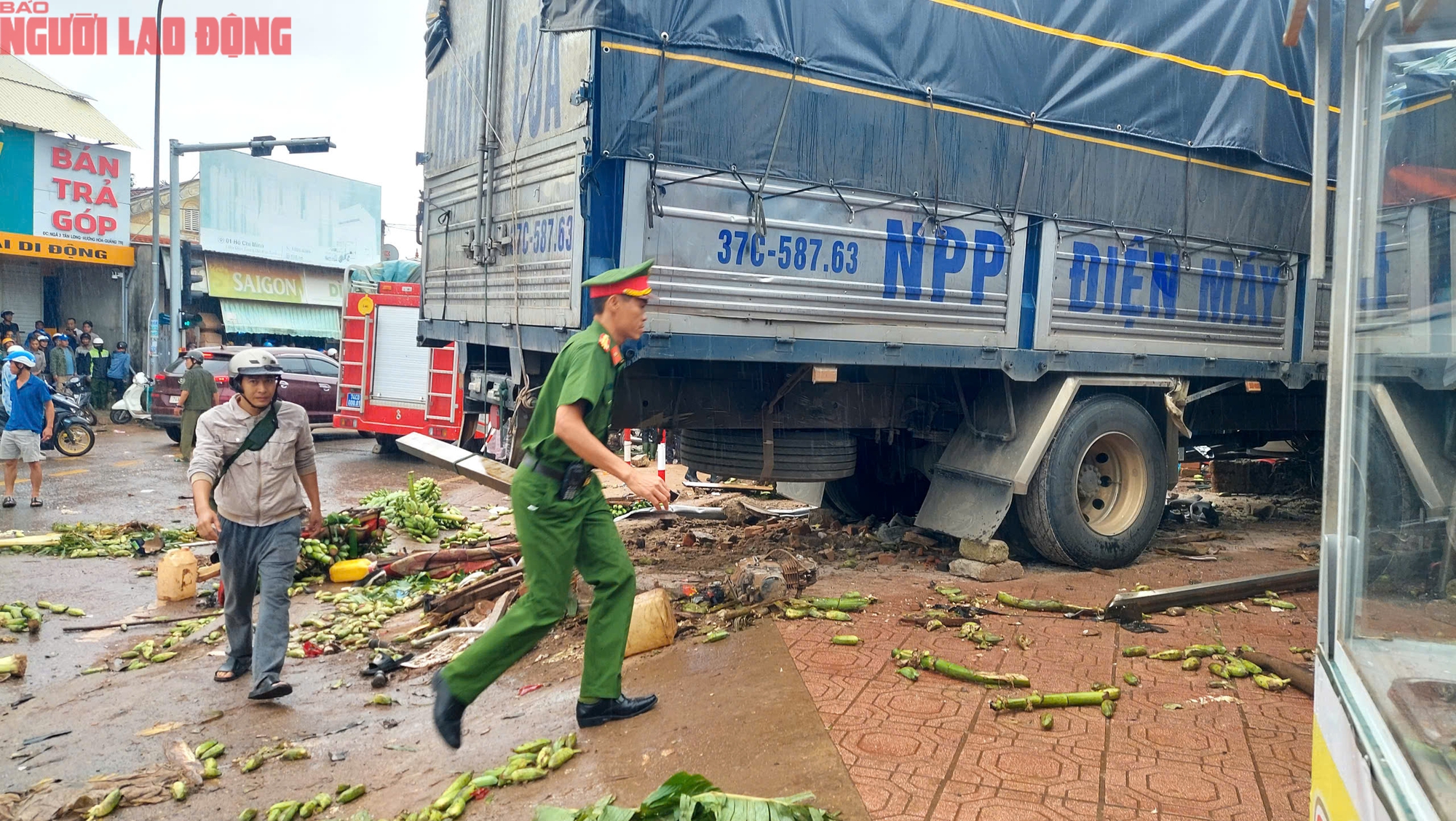 CLIP: Hiện trường vụ xe tải lao vào chợ khiến 3 người chết - Ảnh 5. CLIP: Hiện trường vụ xe tải lao vào chợ khiến 3 người chết - Ảnh 5.