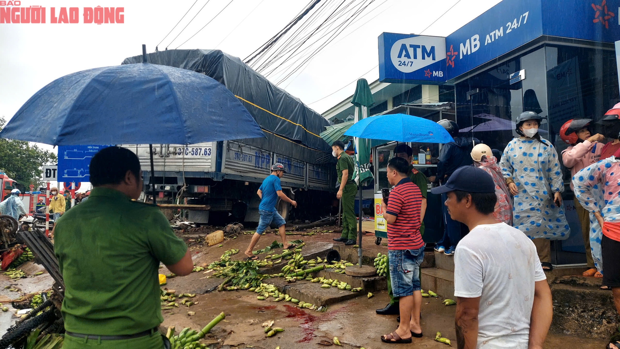 CLIP: Hiện trường vụ xe tải lao vào chợ khiến 3 người chết - Ảnh 6. CLIP: Hiện trường vụ xe tải lao vào chợ khiến 3 người chết - Ảnh 6.