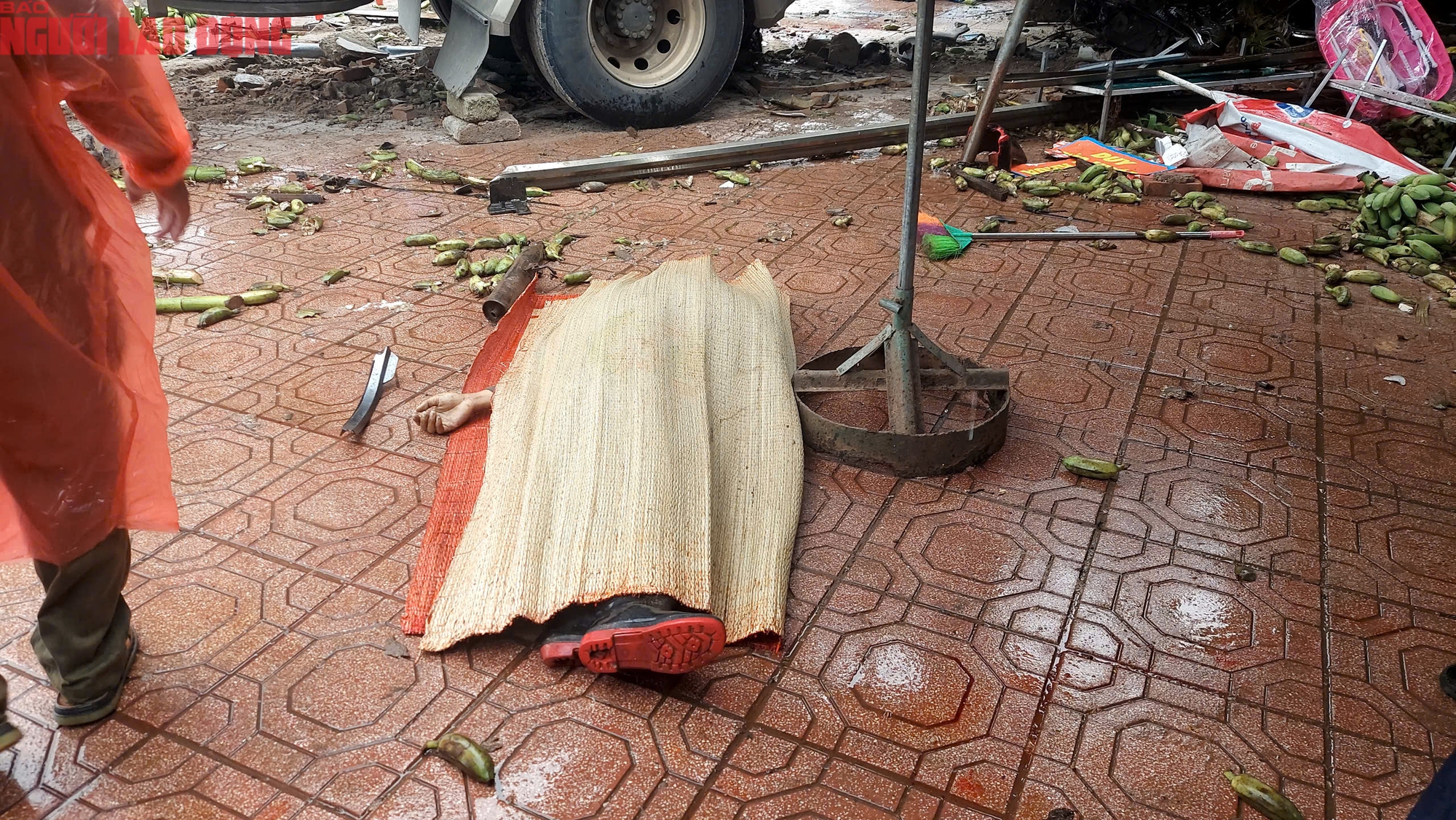 CLIP: Hiện trường vụ xe tải lao vào chợ khiến 3 người chết - Ảnh 9. CLIP: Hiện trường vụ xe tải lao vào chợ khiến 3 người chết - Ảnh 9.