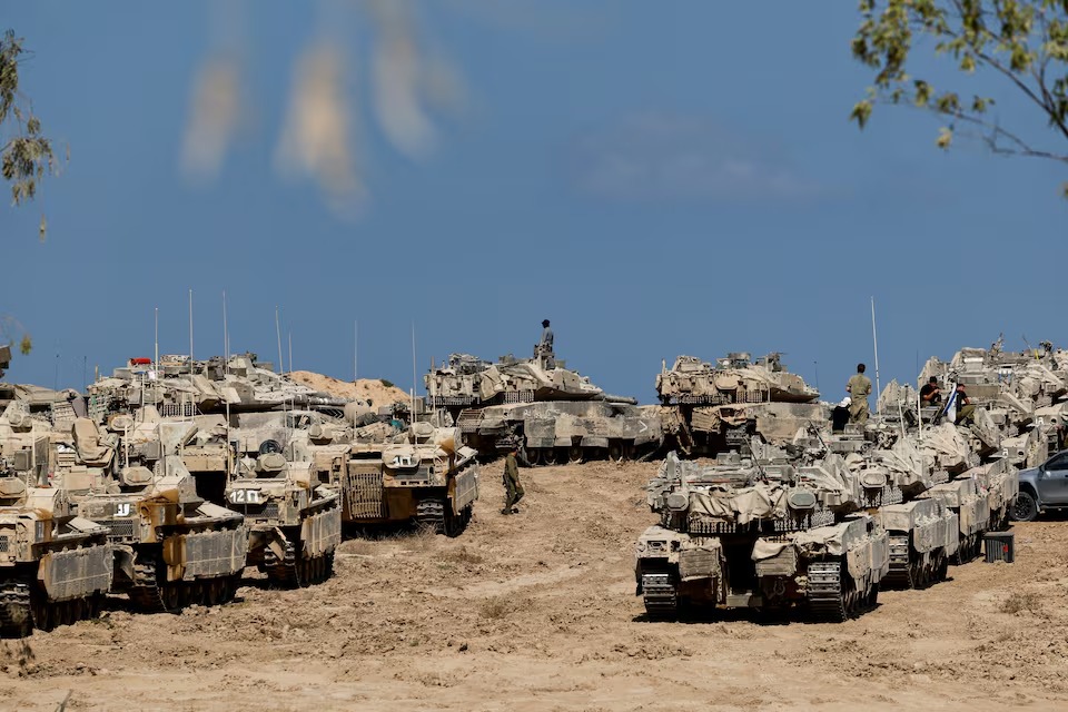 Israel tuyên bố "Gaza đang bốc cháy", hàng nghìn người Palestine tháo chạy: EU tính lệnh trừng phạt mới - Ảnh 1. Israel tuyên bố "Gaza đang bốc cháy", hàng nghìn người Palestine tháo chạy: EU tính lệnh trừng phạt mới - Ảnh 1.