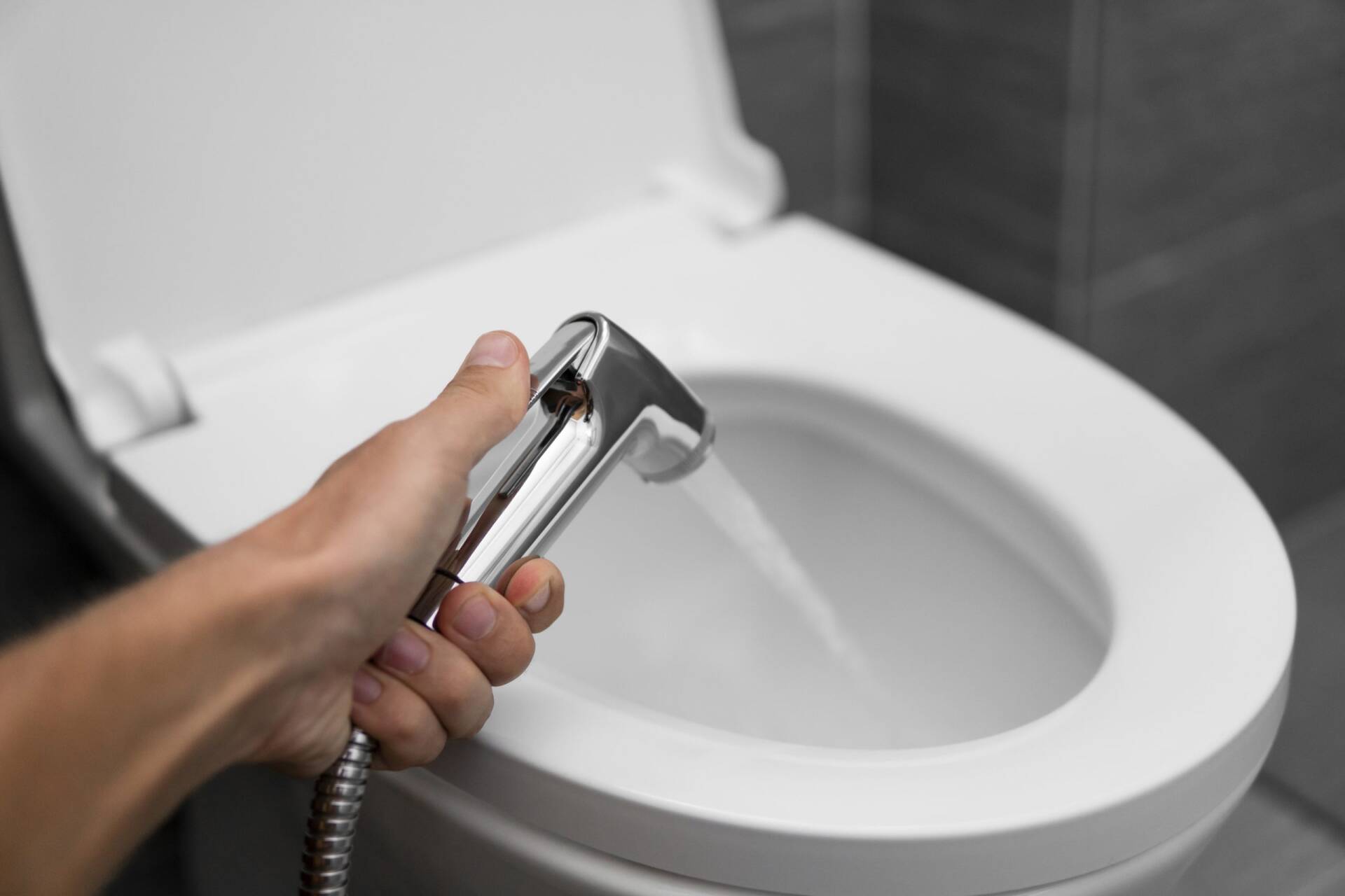 Dùng vòi xịt vệ sinh có gây hại cho sức khỏe? Tiến sĩ Mỹ tiết lộ điều bất ngờ - Ảnh 2.