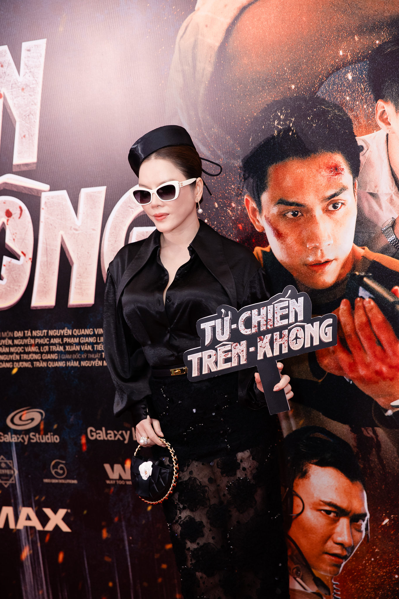 Bắt gặp Lý Nhã Kỳ sánh đôi bên trai trẻ kém 8 tuổi, nhưng ánh mắt khác lạ mới là điều khiến netizen xôn xao- Ảnh 1.