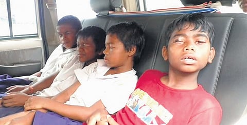 8 học sinh suýt mù vĩnh viễn vì bị bạn bôi keo vào mắt khi ngủ - Ảnh 1. 8 học sinh suýt mù vĩnh viễn vì bị bạn bôi keo vào mắt khi ngủ - Ảnh 1.