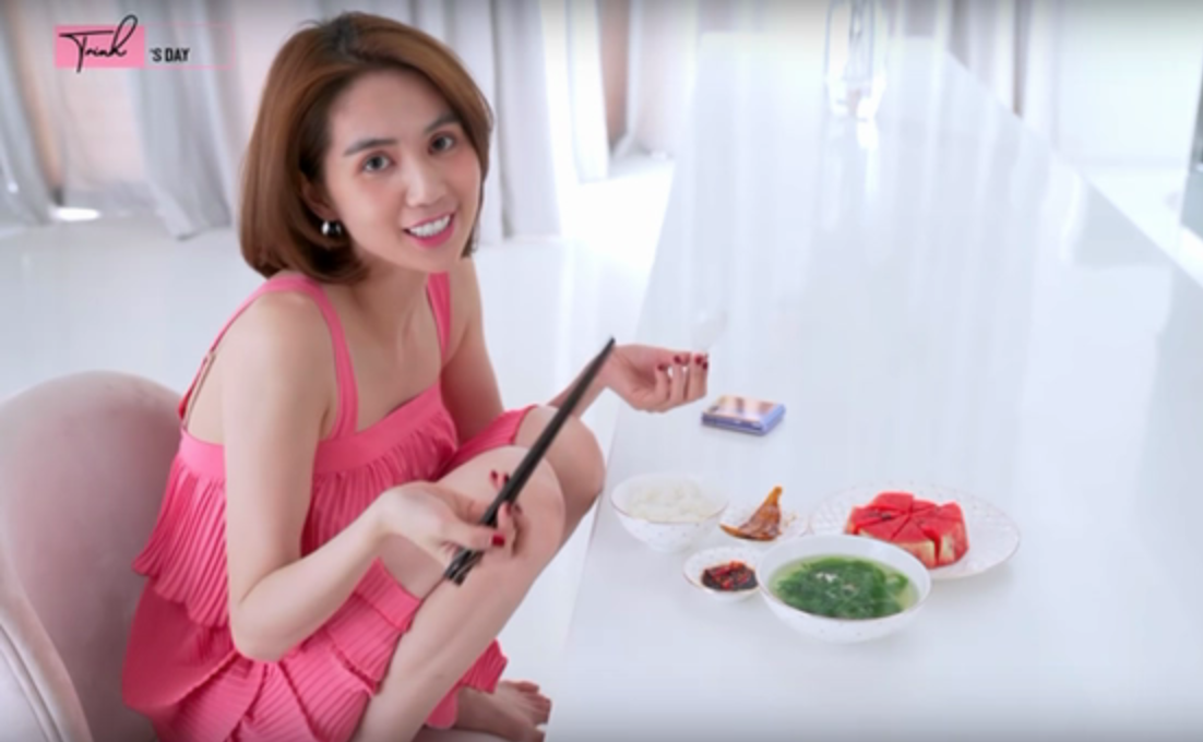 Ngọc Trinh lăng xê món ăn độc đáo miền Tây: Cơm và trái cây khiến bạn nghiện - Ảnh 2. Ngọc Trinh lăng xê món ăn độc đáo miền Tây: Cơm và trái cây khiến bạn nghiện - Ảnh 2.