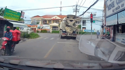 Xe bồn trộn bê tông ngang nhiên vượt đèn đỏ ở TP HCM- Ảnh 1. Xe bồn trộn bê tông ngang nhiên vượt đèn đỏ ở TP HCM- Ảnh 1.