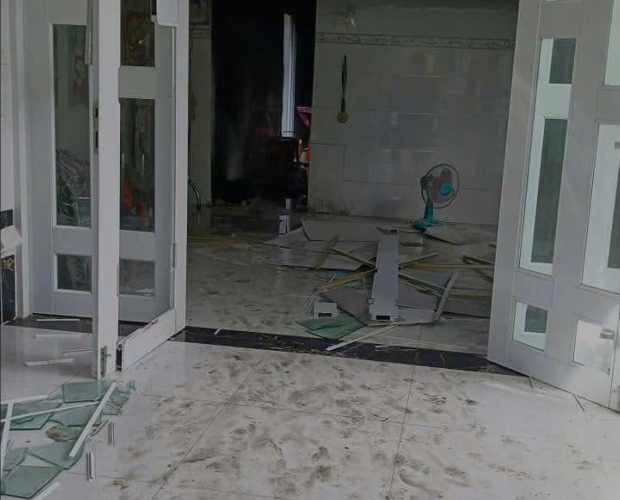 Nghi vấn người đàn ông tự thiêu sau khi gây thương tích cho vợ cũ ở Vĩnh Long - Ảnh 1.