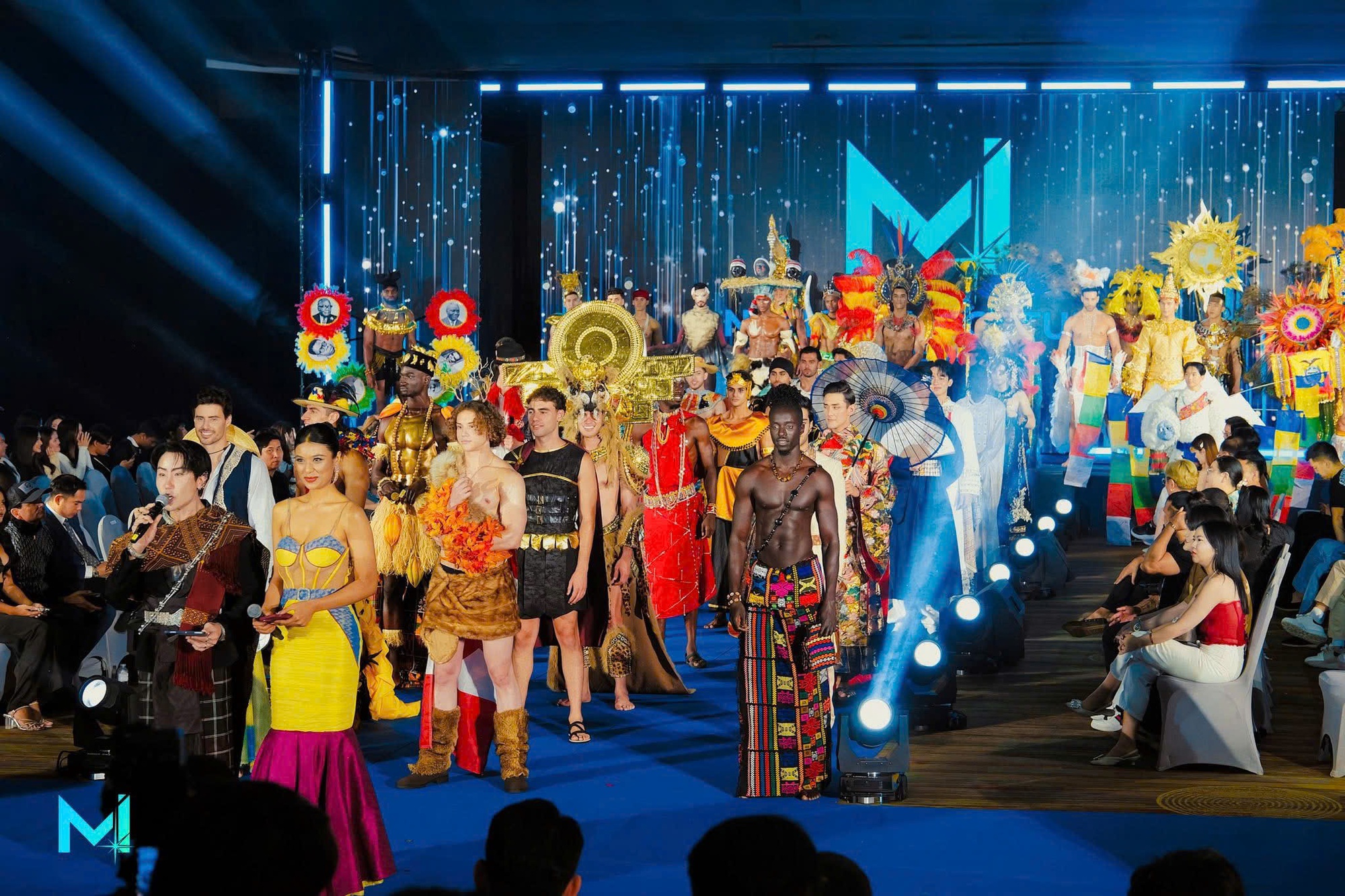 Đoàn Công Vinh trình diễn trang phục dân tộc lấy cảm hứng từ sử thi Đăm Săn tại Mr International 2025 - Ảnh 1.