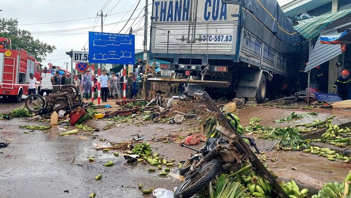 Hiện trường kinh hoàng vụ xe tải lao vào chợ, ít nhất 3 người chết, nhiều người bị thương - Ảnh 1.