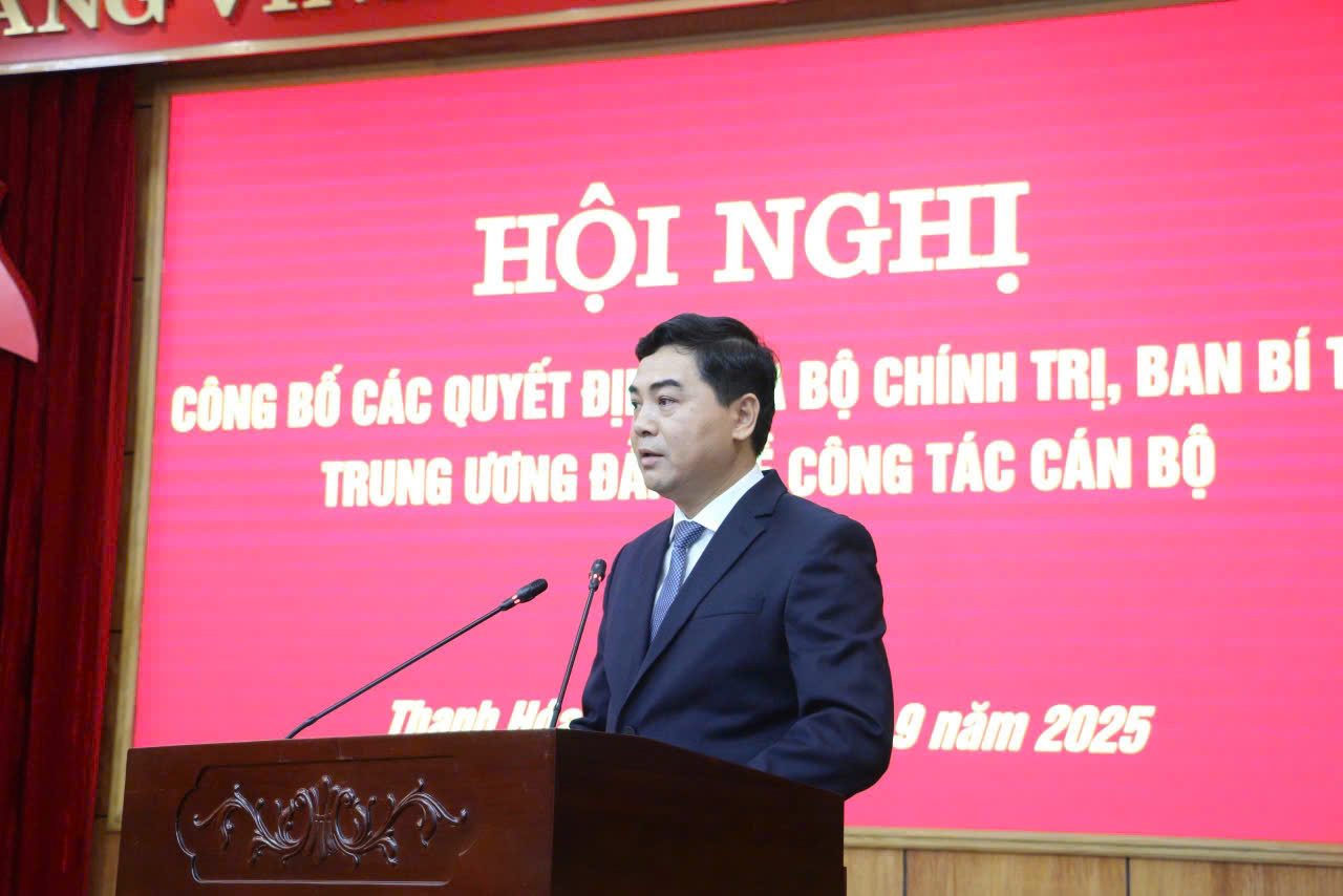 Công bố quyết định của Bộ Chính trị về công tác cán bộ tại Thanh Hóa- Ảnh 4.