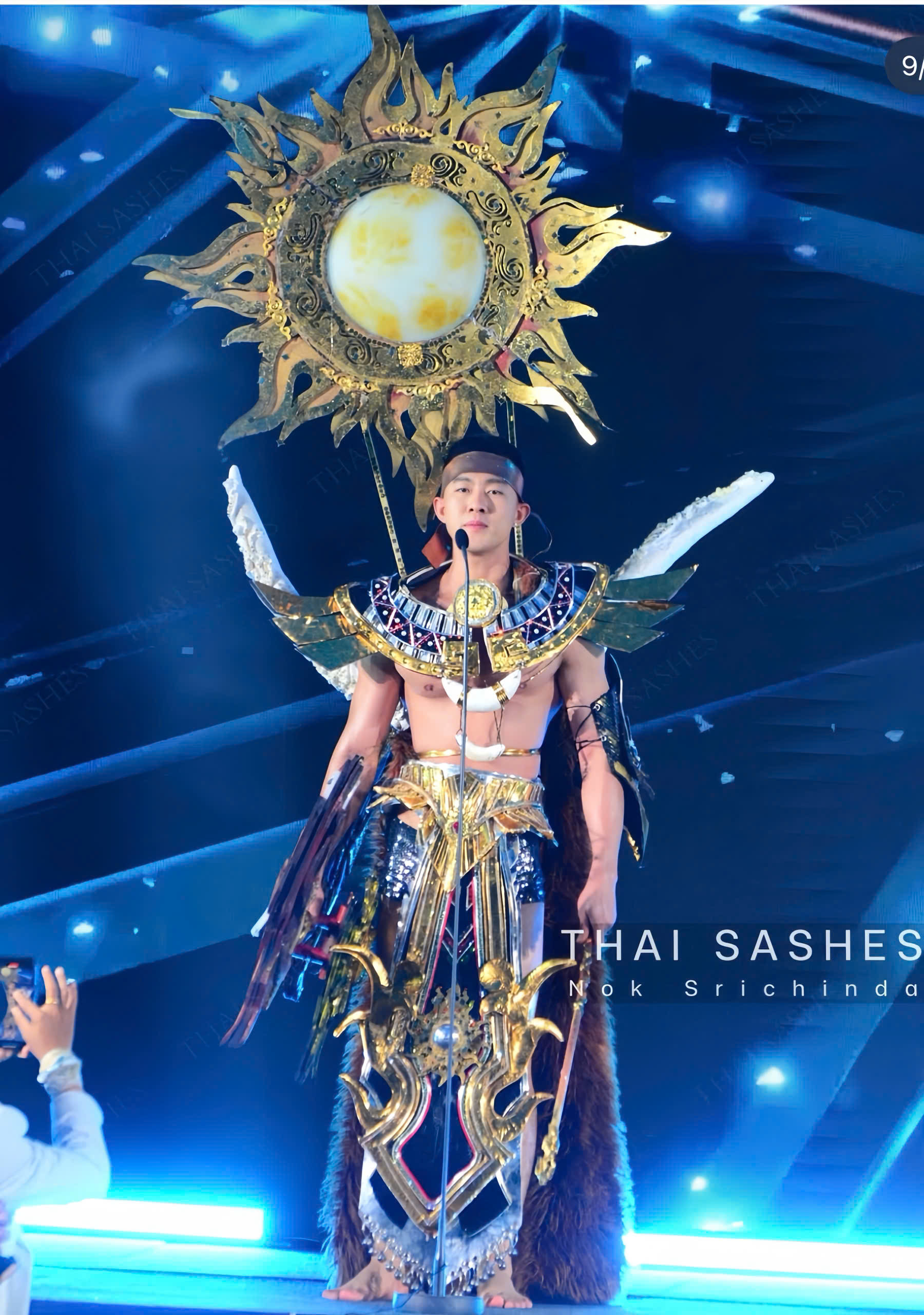 Đoàn Công Vinh trình diễn trang phục dân tộc lấy cảm hứng từ sử thi Đăm Săn tại Mr International 2025 - Ảnh 2.