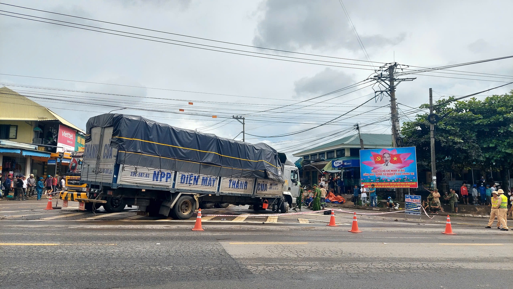 Khởi tố tài xế vụ xe tải lao vào chợ khiến 12 người thương vong - Ảnh 1. Khởi tố tài xế vụ xe tải lao vào chợ khiến 12 người thương vong - Ảnh 1.