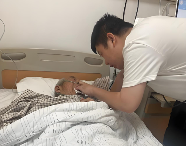 Bạn bè bảo: "Đưa ông ta đi, dù sao cũng chỉ là bố dượng thôi, có máu mủ gì đâu", tôi nghe mà lòng lạnh buốt - Ảnh 1.