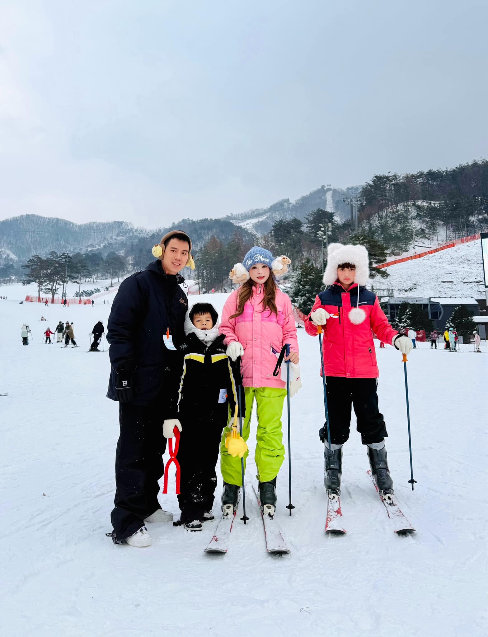 Đại thiếu gia 8 tuổi có mẹ là "búp bê không tuổi", bố là chủ chuỗi khách sạn nổi tiếng TP.HCM - Ảnh 2. Đại thiếu gia 8 tuổi có mẹ là "búp bê không tuổi", bố là chủ chuỗi khách sạn nổi tiếng TP.HCM - Ảnh 2.