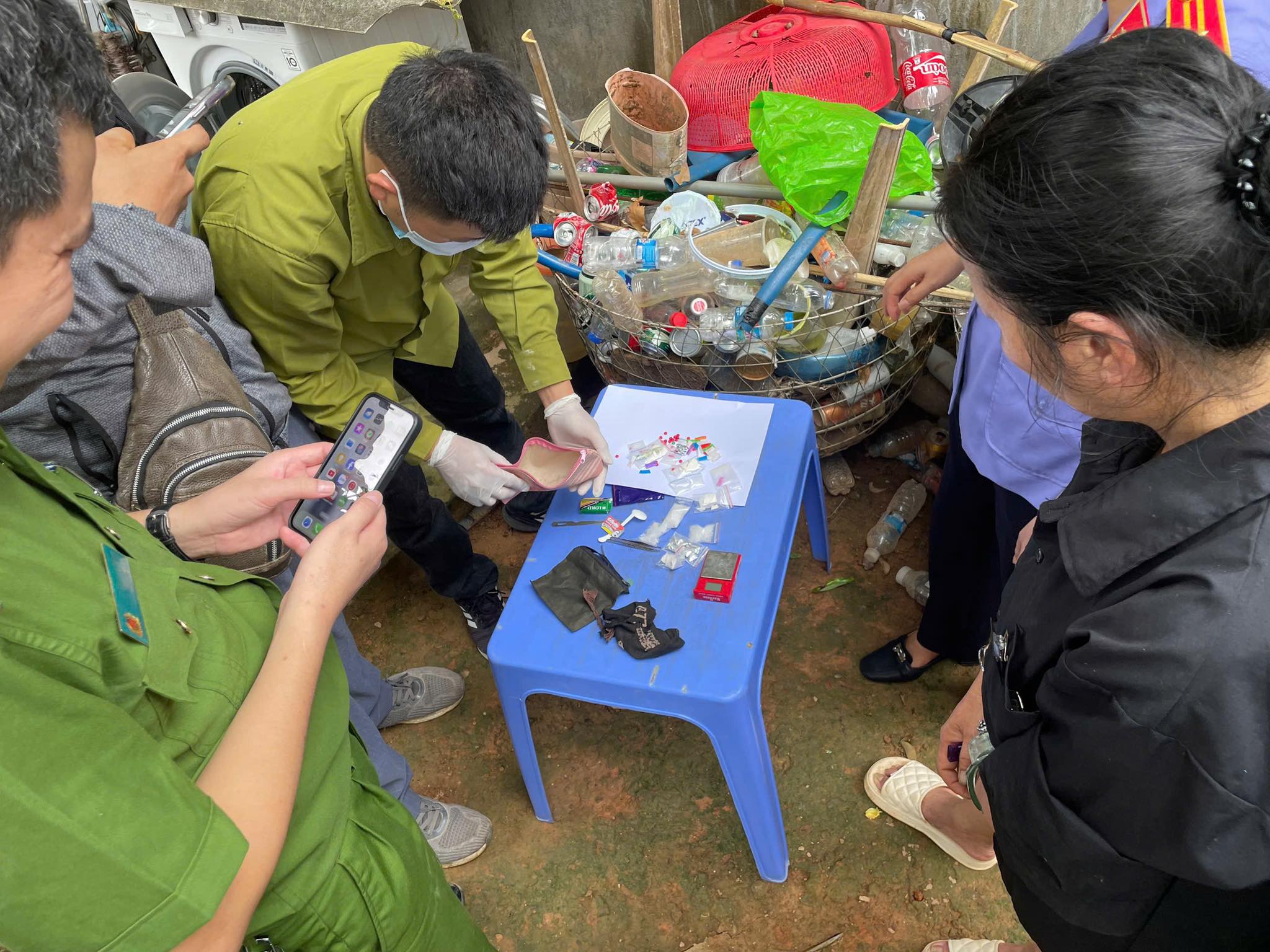 Khám xét khẩn cấp nơi ở của Phạm Thị Mai - Ảnh 2.