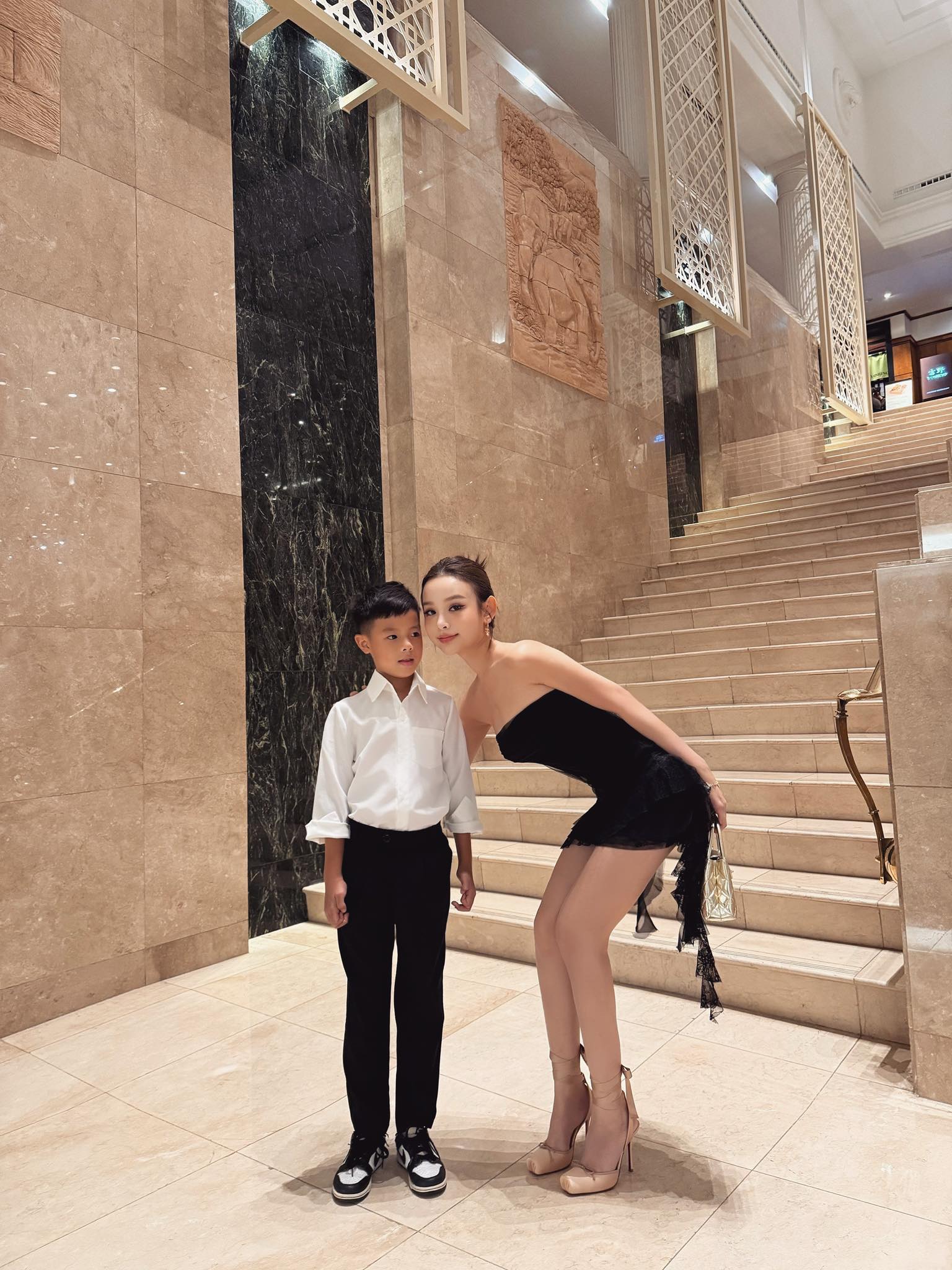 Đại thiếu gia 8 tuổi có mẹ là "búp bê không tuổi", bố là chủ chuỗi khách sạn nổi tiếng TP.HCM - Ảnh 1. Đại thiếu gia 8 tuổi có mẹ là "búp bê không tuổi", bố là chủ chuỗi khách sạn nổi tiếng TP.HCM - Ảnh 1.