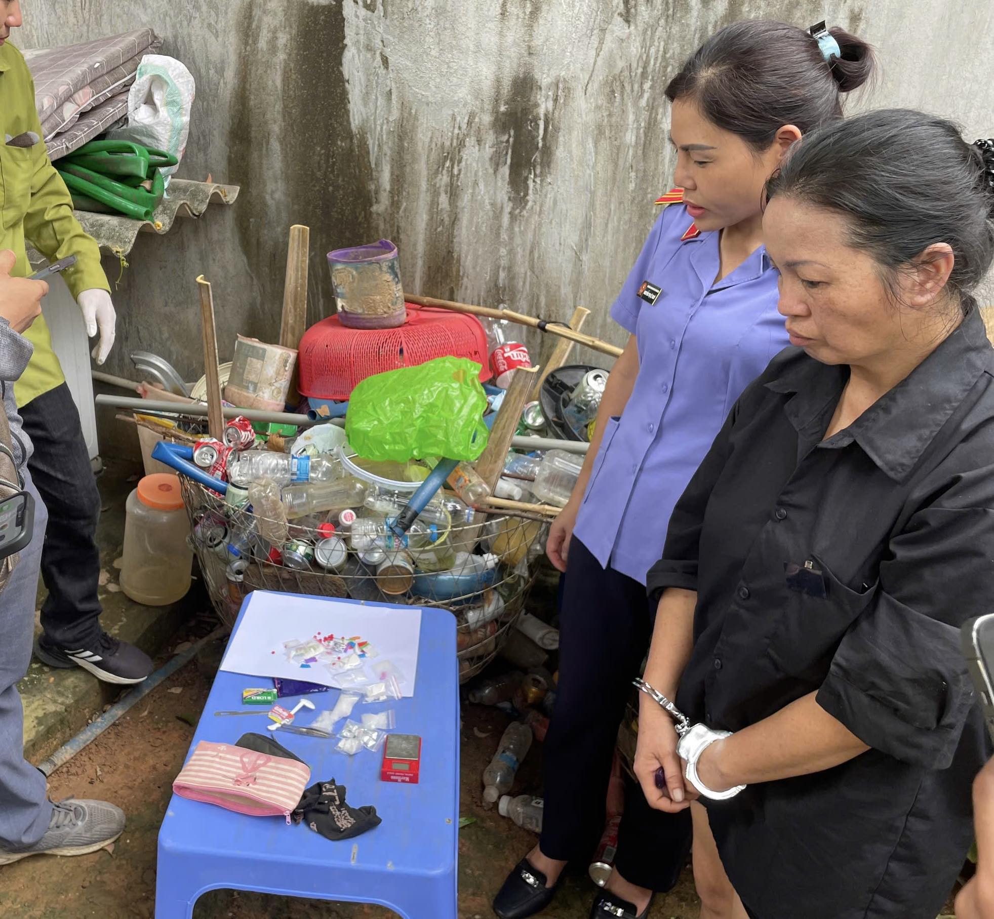 Khám xét khẩn cấp nơi ở của Phạm Thị Mai - Ảnh 1.